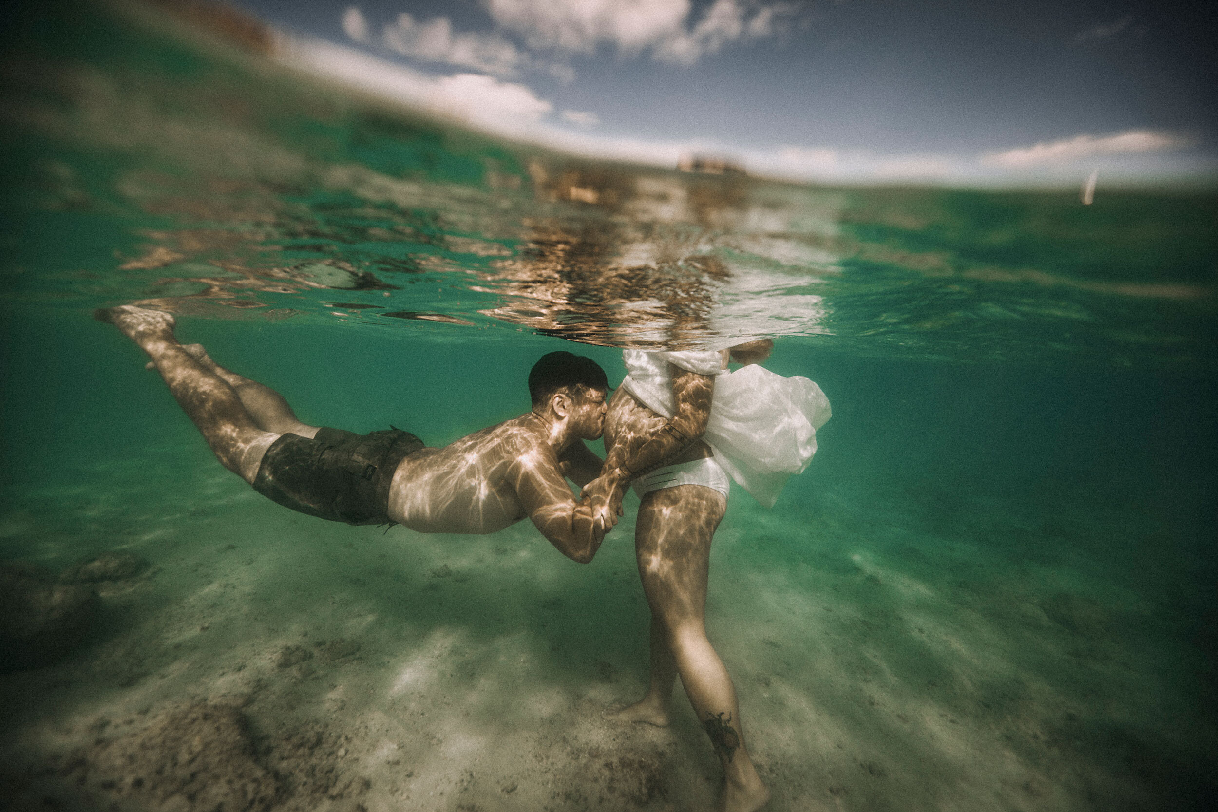 oahu-hawaii-best-maternity-photographer-underwater-008.jpg