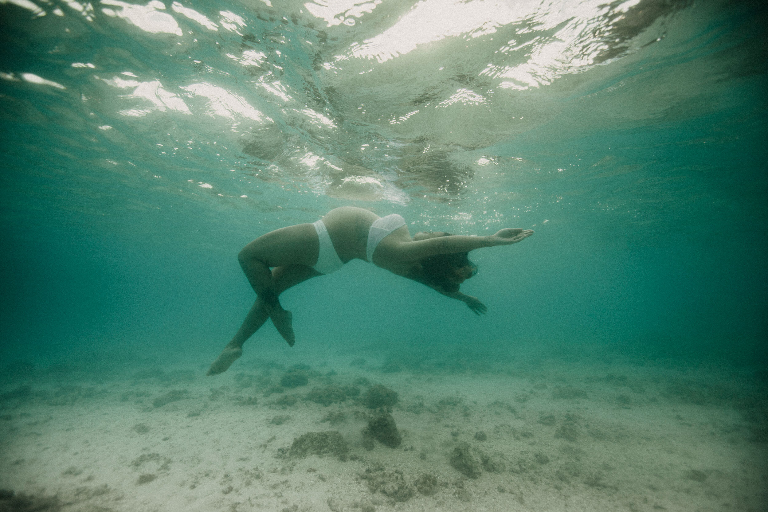 oahu-hawaii-best-maternity-photographer-underwater-009.jpg