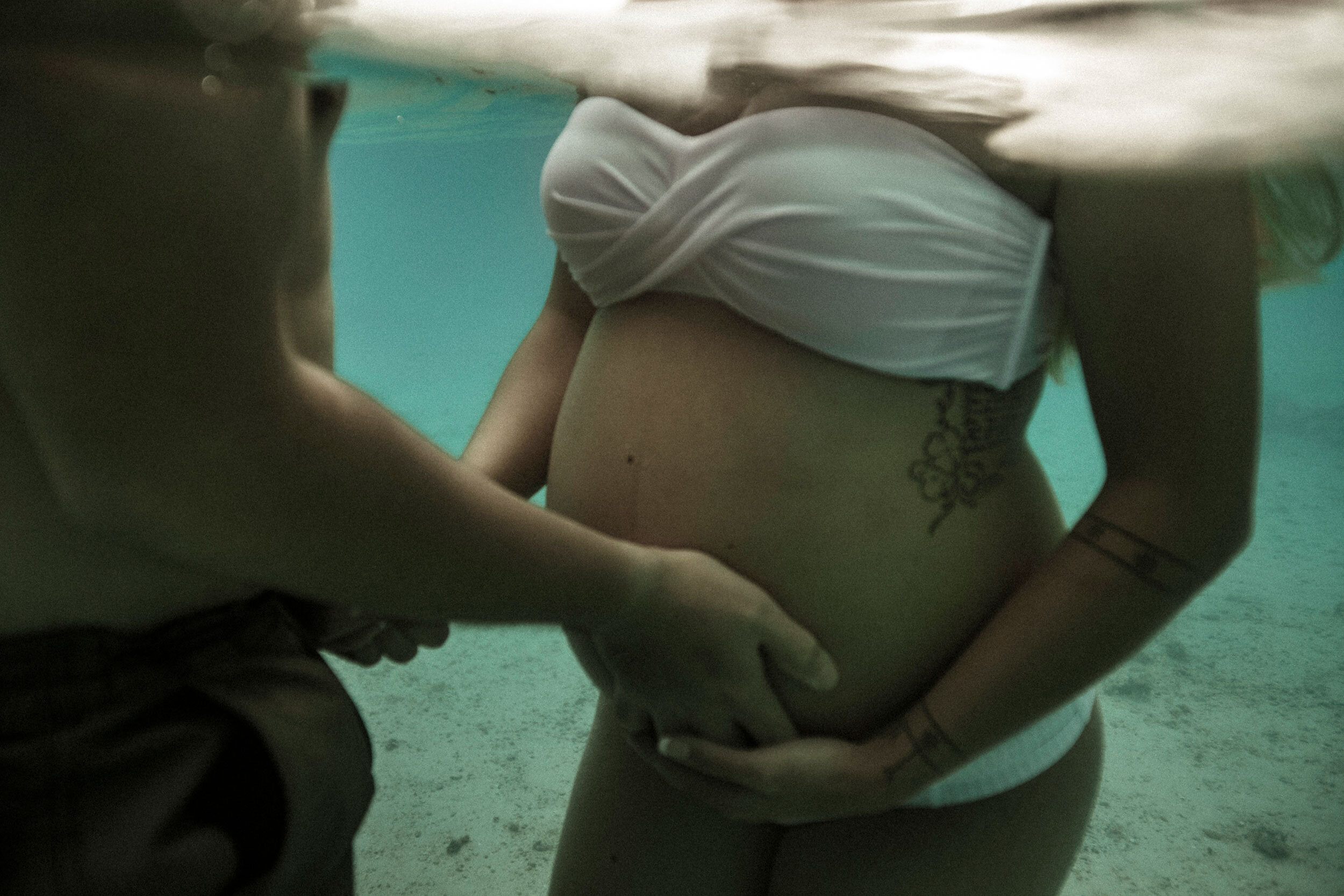 oahu-hawaii-best-maternity-photographer-underwater-011.jpg