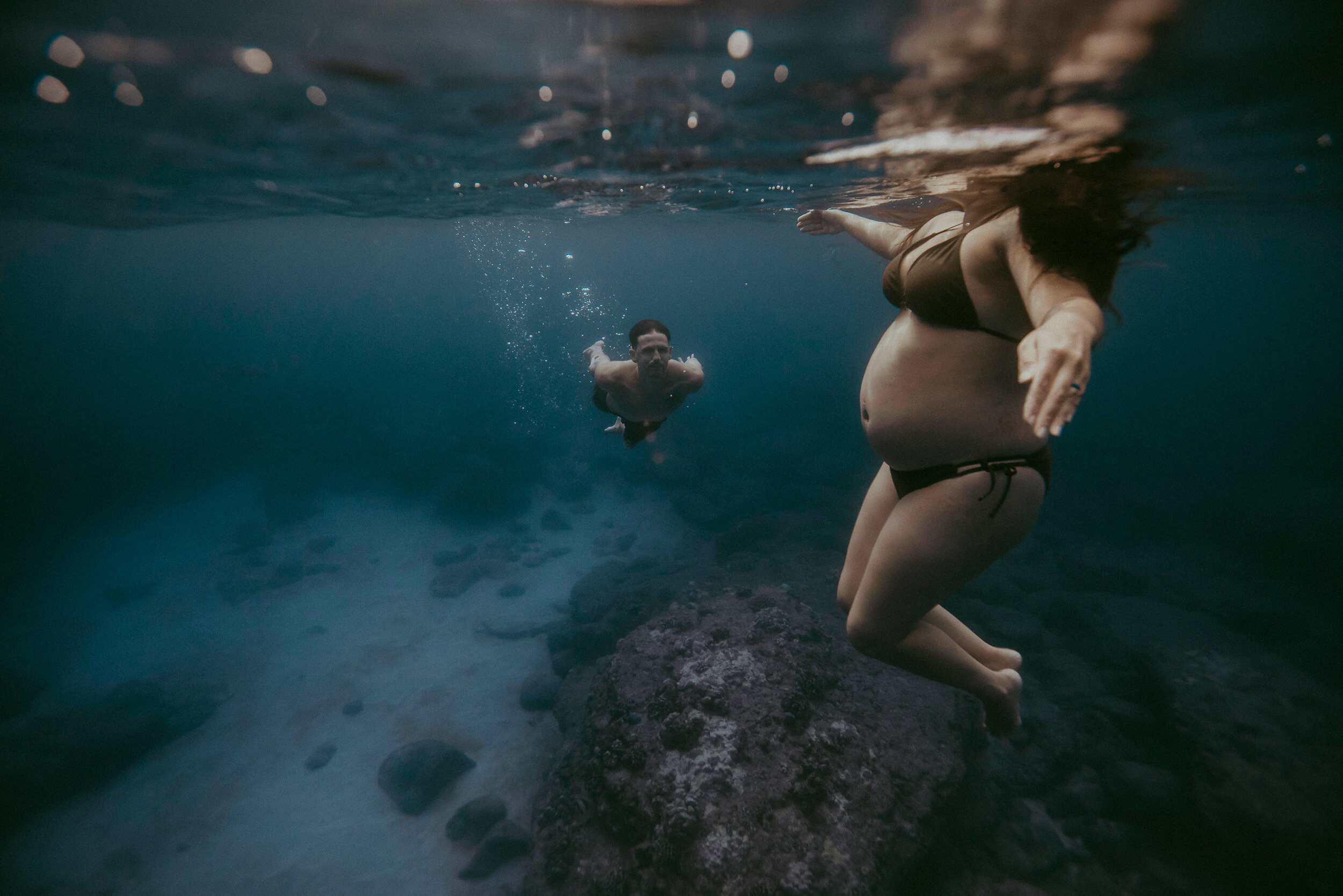 North Shore Oahu Maternity Photos Underwater 31.jpg