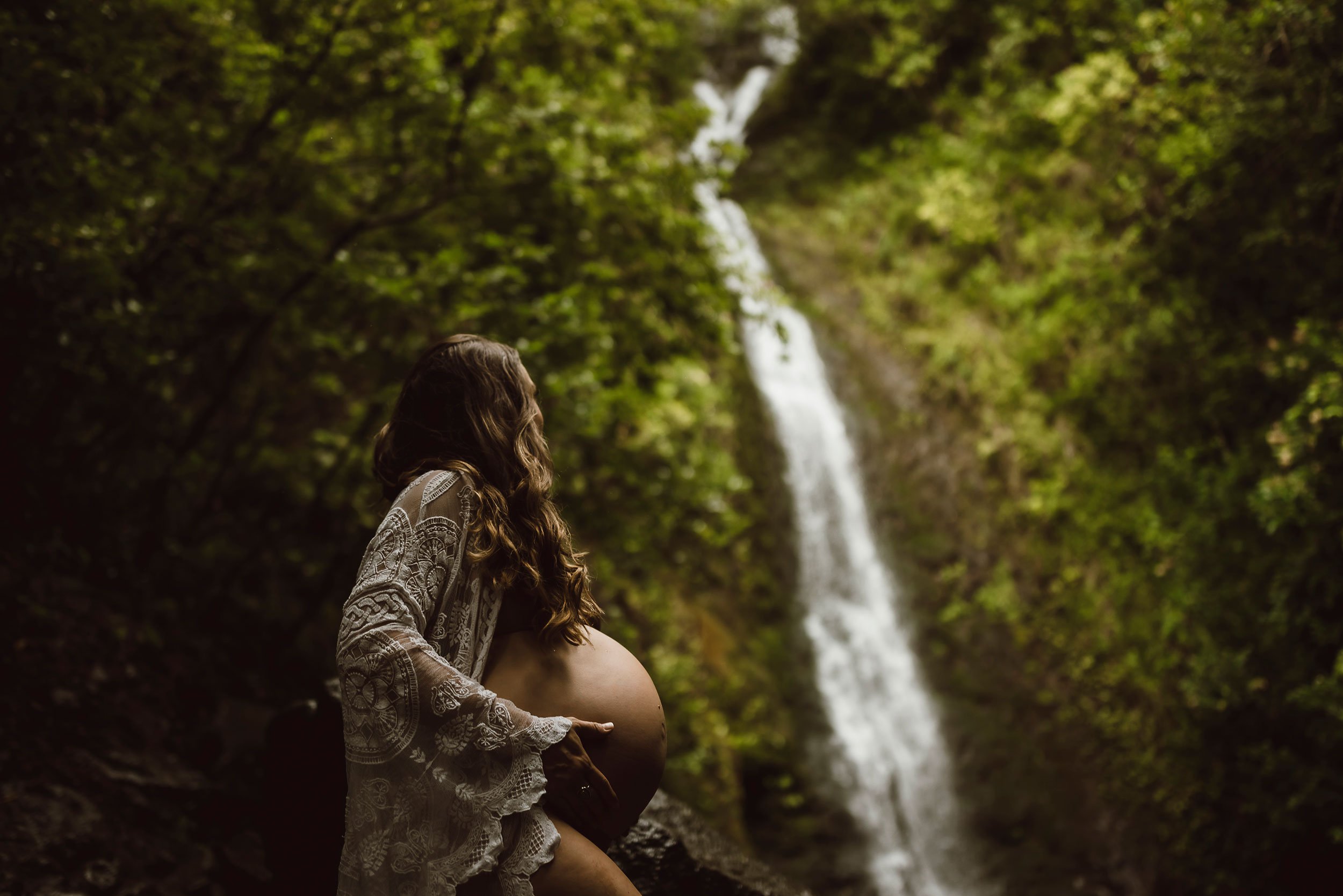oahu-hawaii-waterfall-maternity-photos-lulumahu-02.jpg