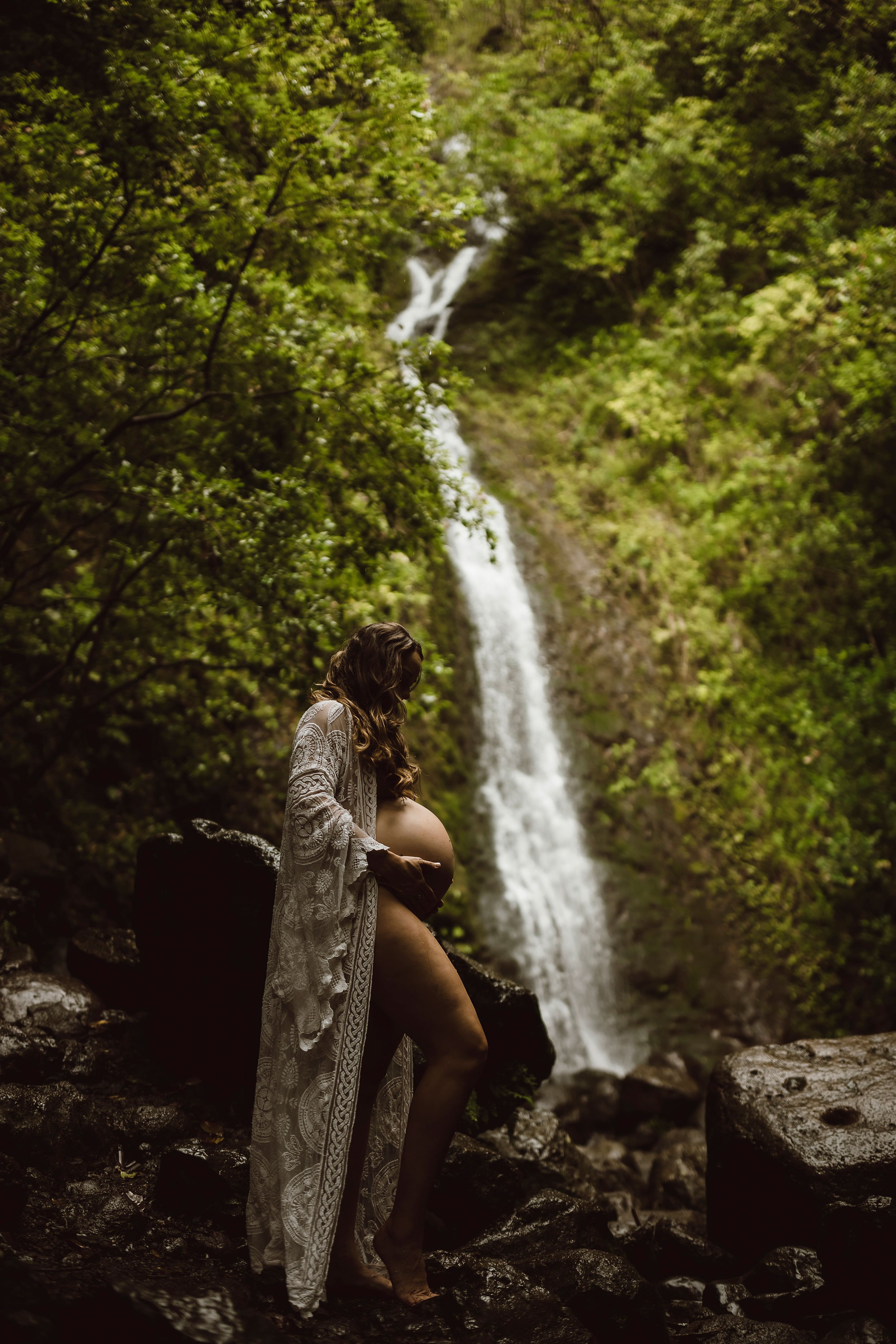 oahu-hawaii-waterfall-maternity-photos-lulumahu-01.jpg