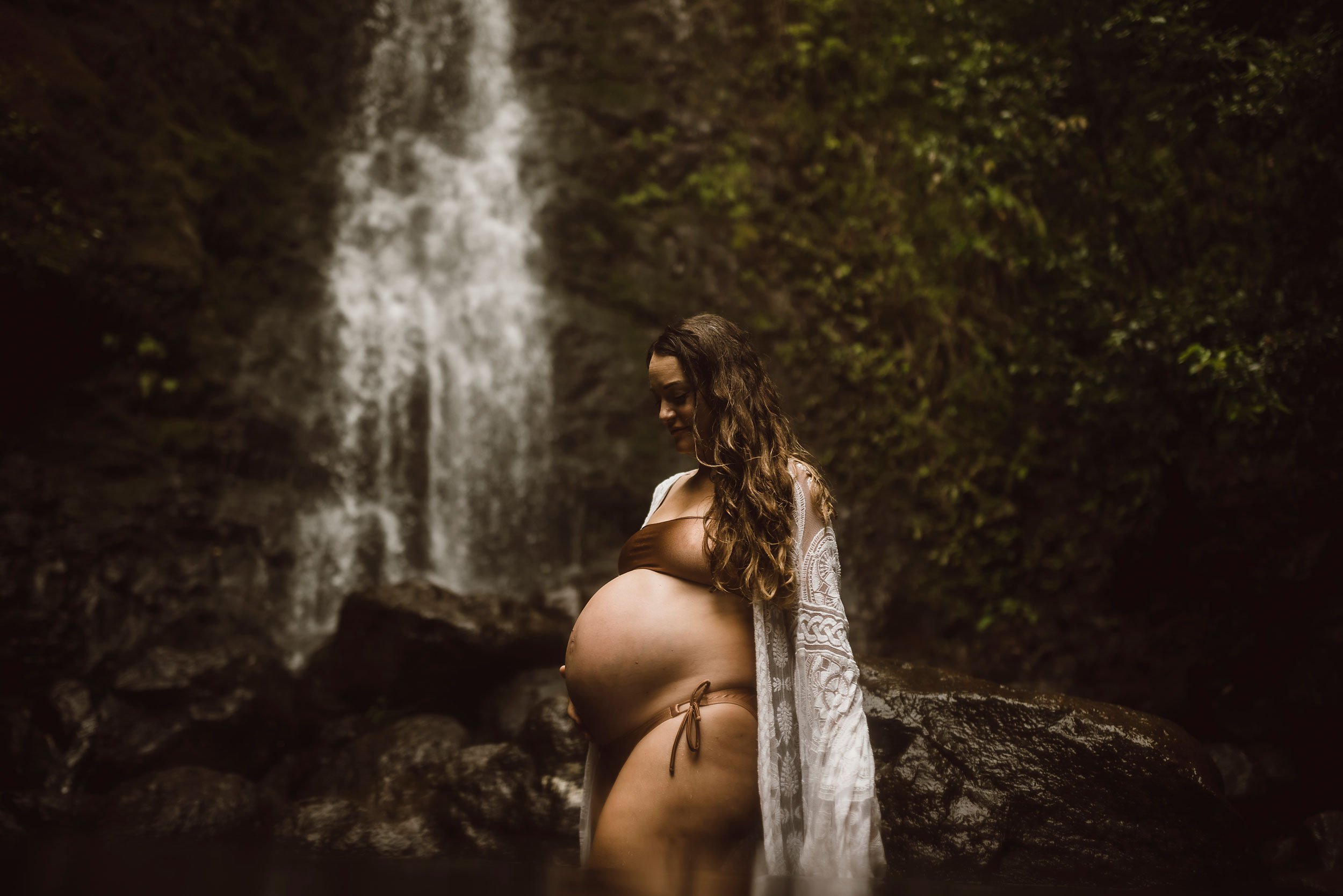 oahu-hawaii-waterfall-maternity-photos-lulumahu-05.jpg