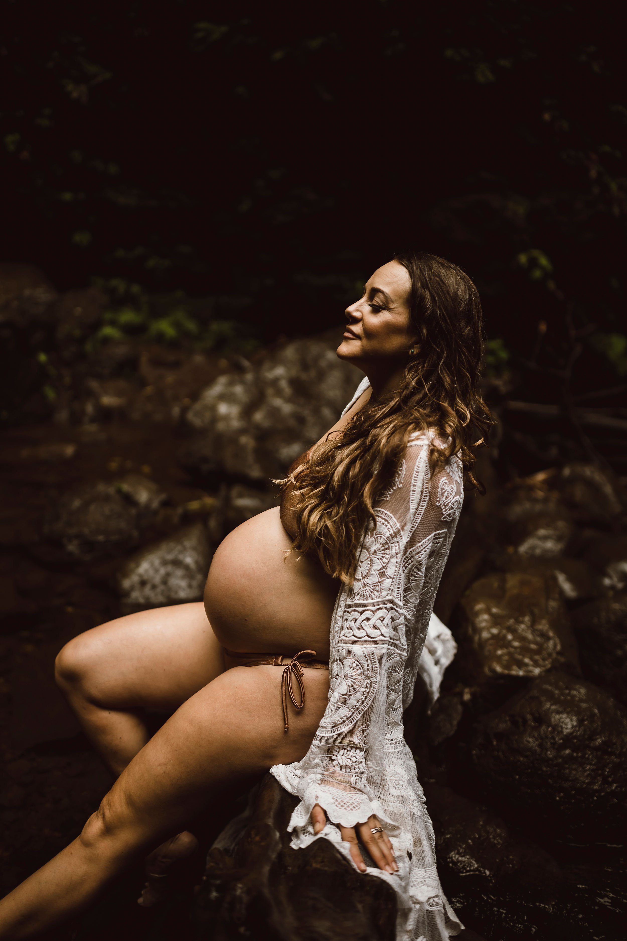 oahu-hawaii-waterfall-maternity-photos-lulumahu-04.jpg