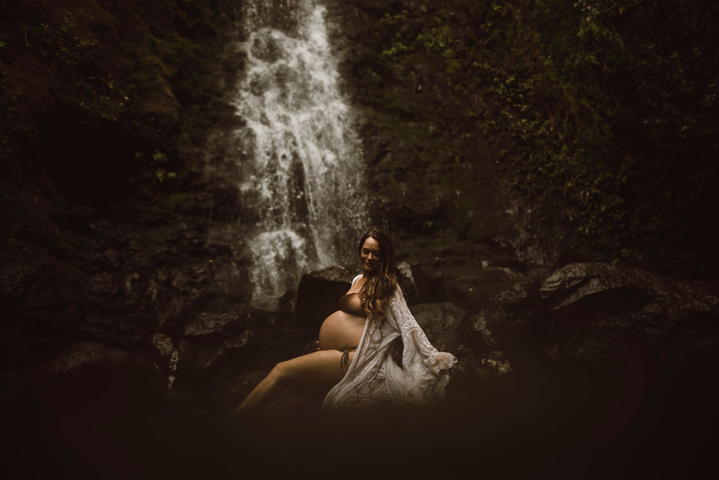 oahu-hawaii-waterfall-maternity-photos-lulumahu-07.jpg