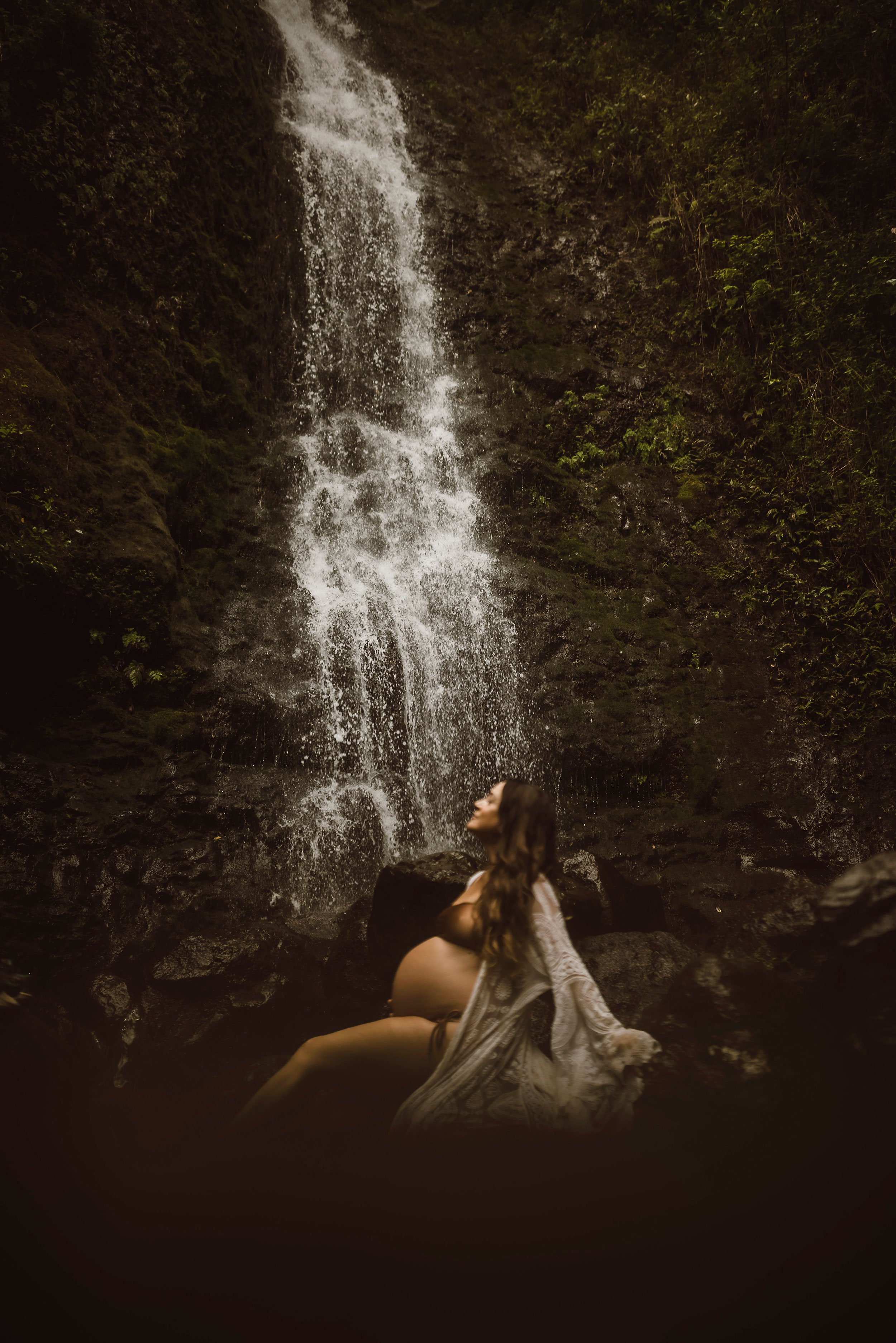 oahu-hawaii-waterfall-maternity-photos-lulumahu-09.jpg