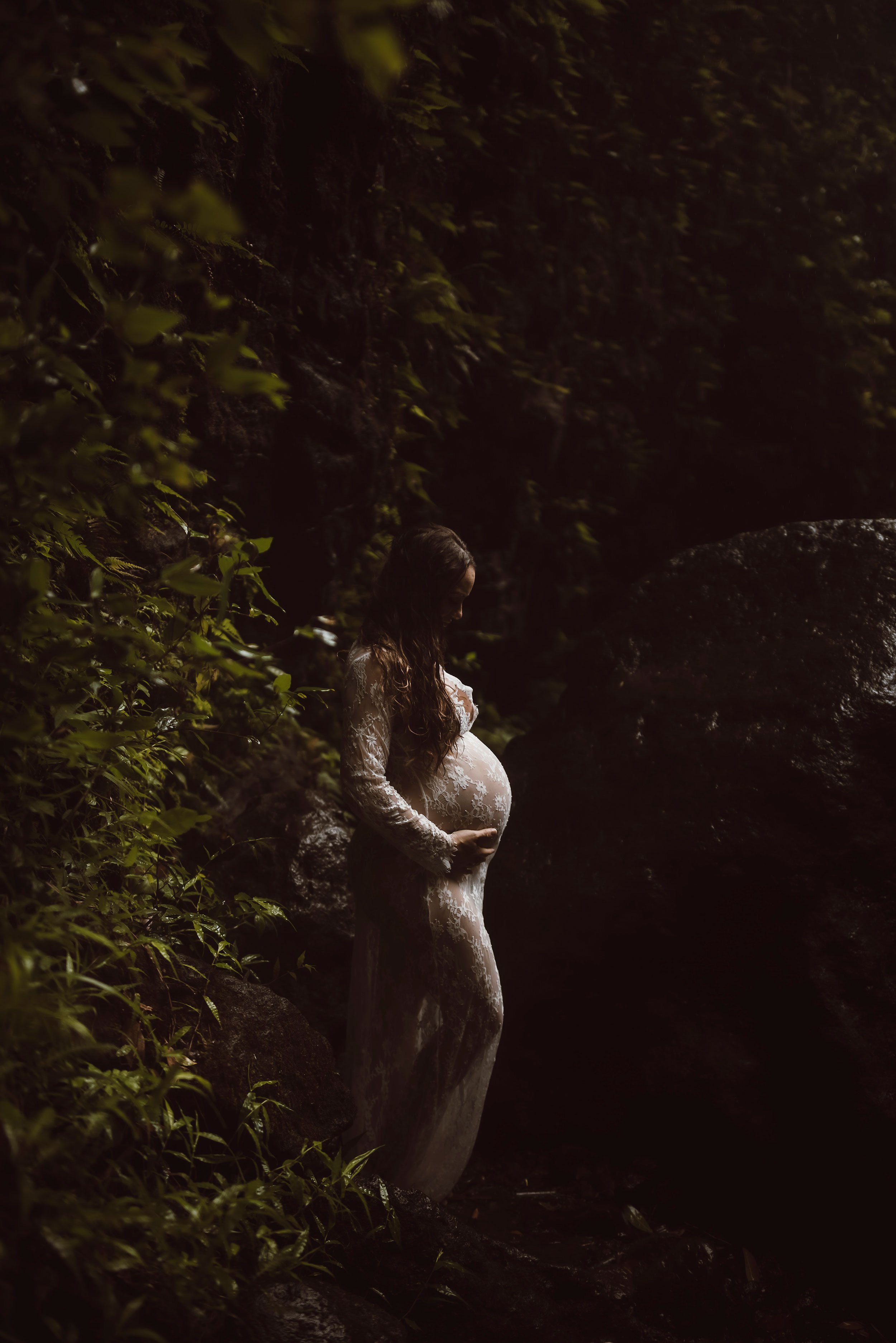 oahu-hawaii-waterfall-maternity-photos-lulumahu-11.jpg