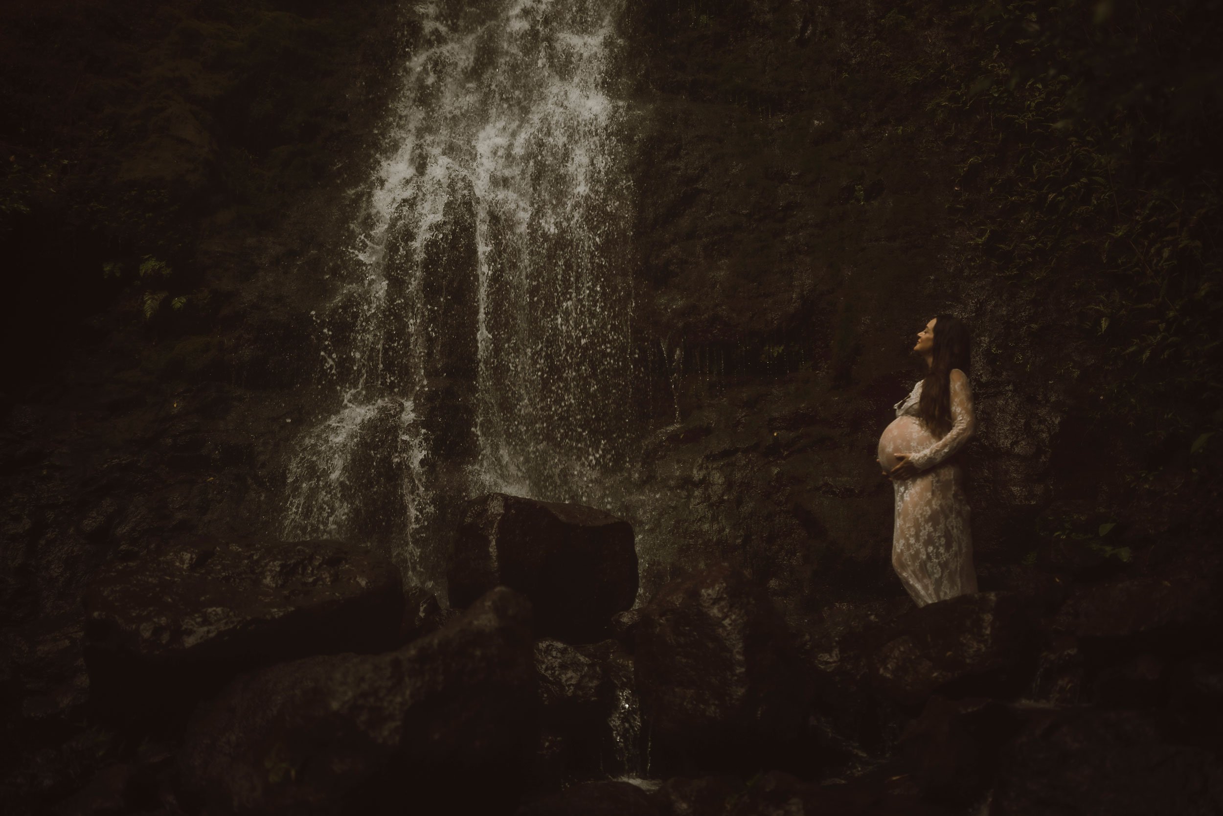 oahu-hawaii-waterfall-maternity-photos-lulumahu-15.jpg