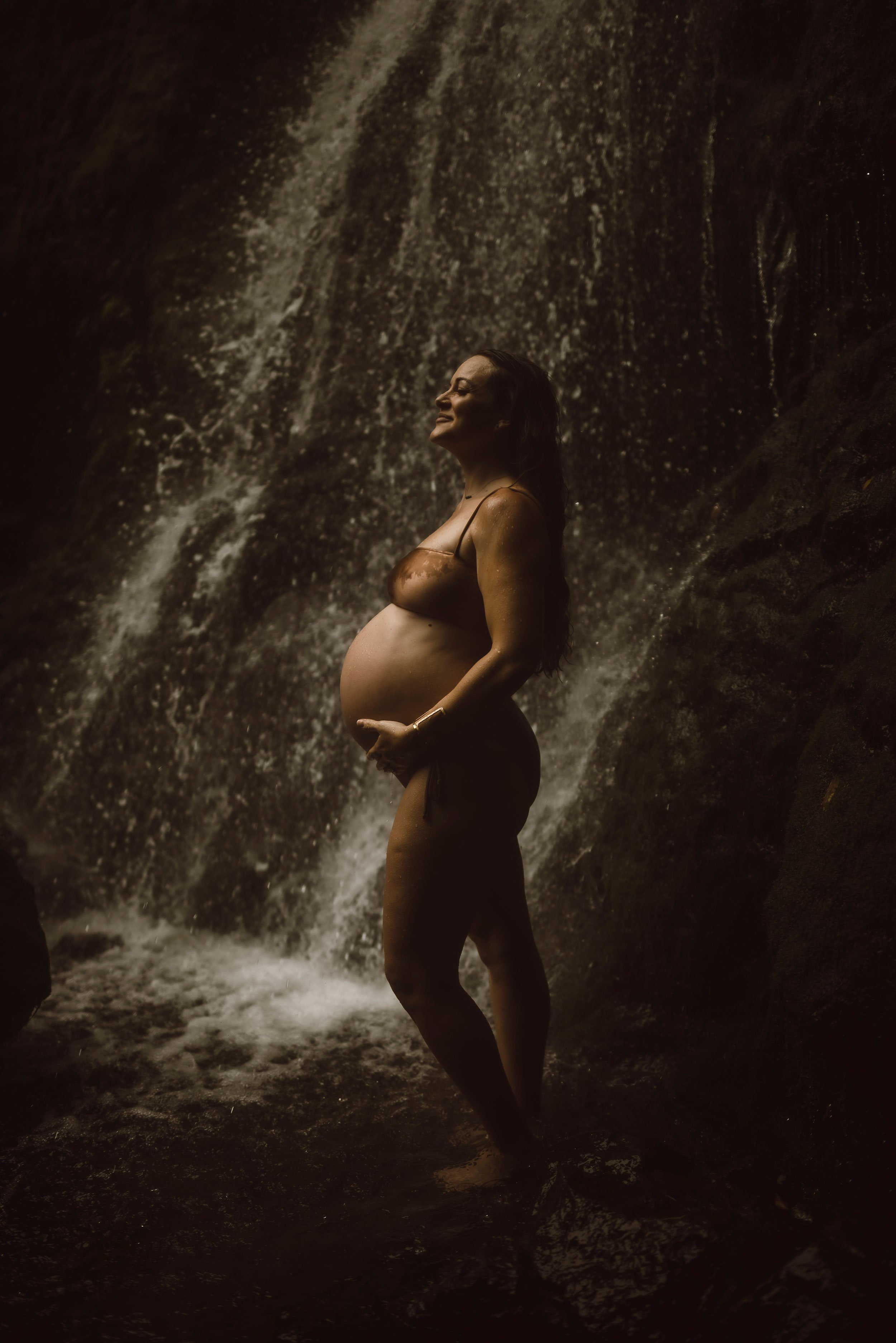 oahu-hawaii-waterfall-maternity-photos-lulumahu-16.jpg
