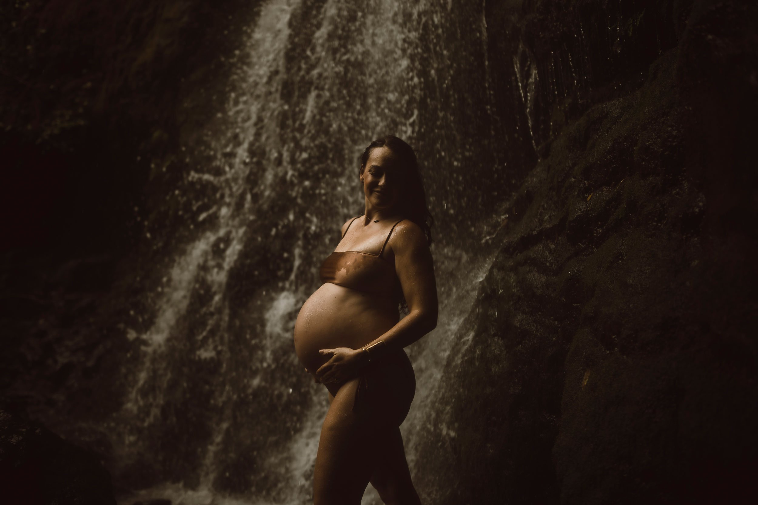oahu-hawaii-waterfall-maternity-photos-lulumahu-17.jpg