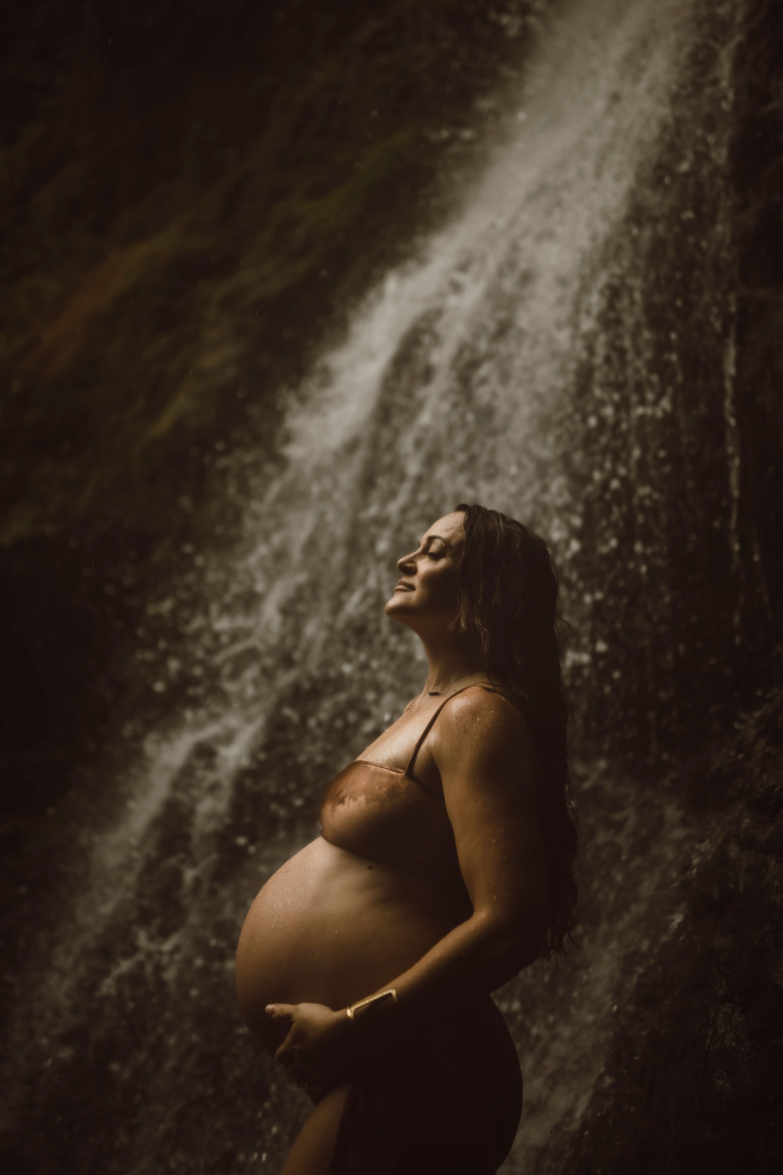 oahu-hawaii-waterfall-maternity-photos-lulumahu-18.jpg