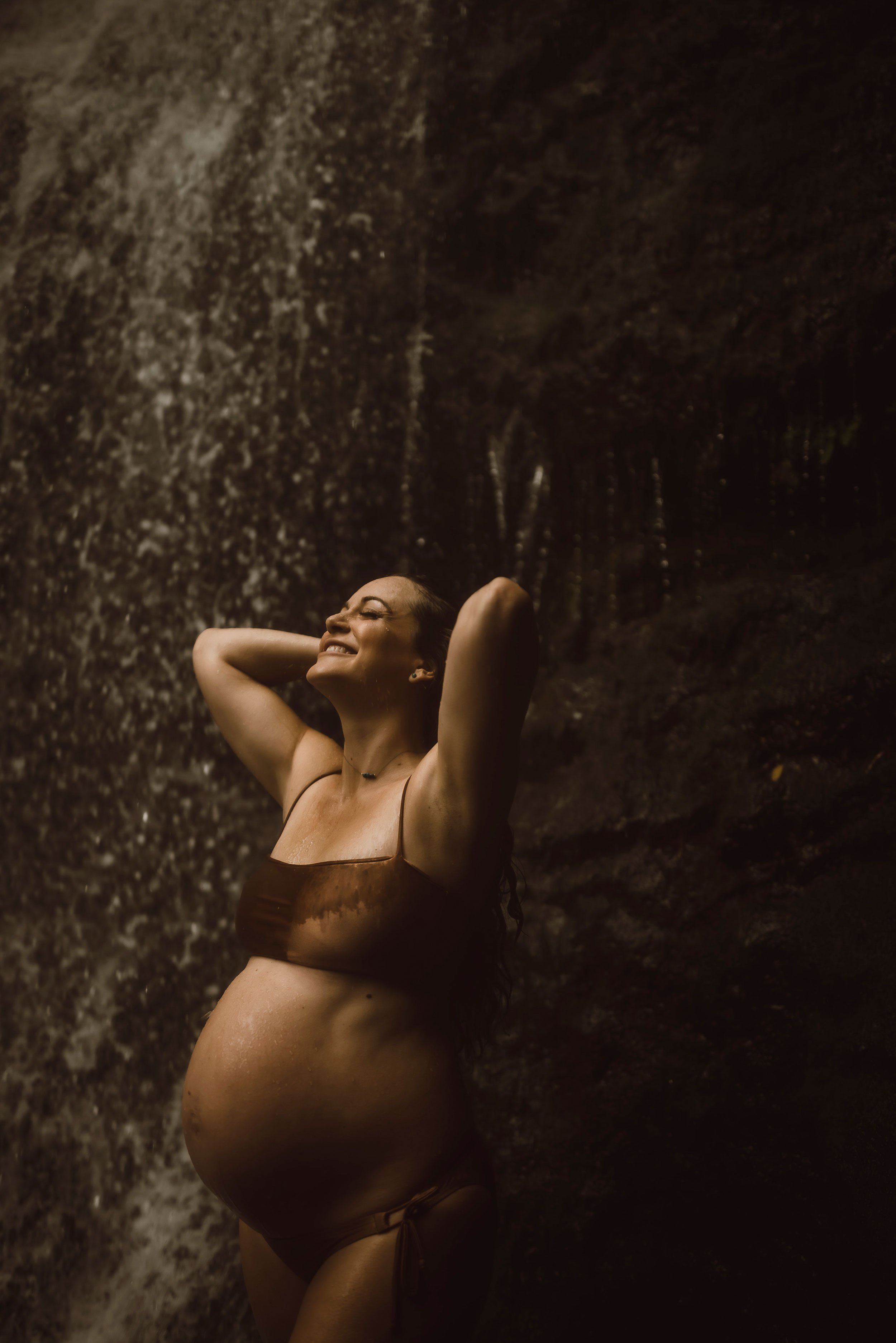 oahu-hawaii-waterfall-maternity-photos-lulumahu-19.jpg