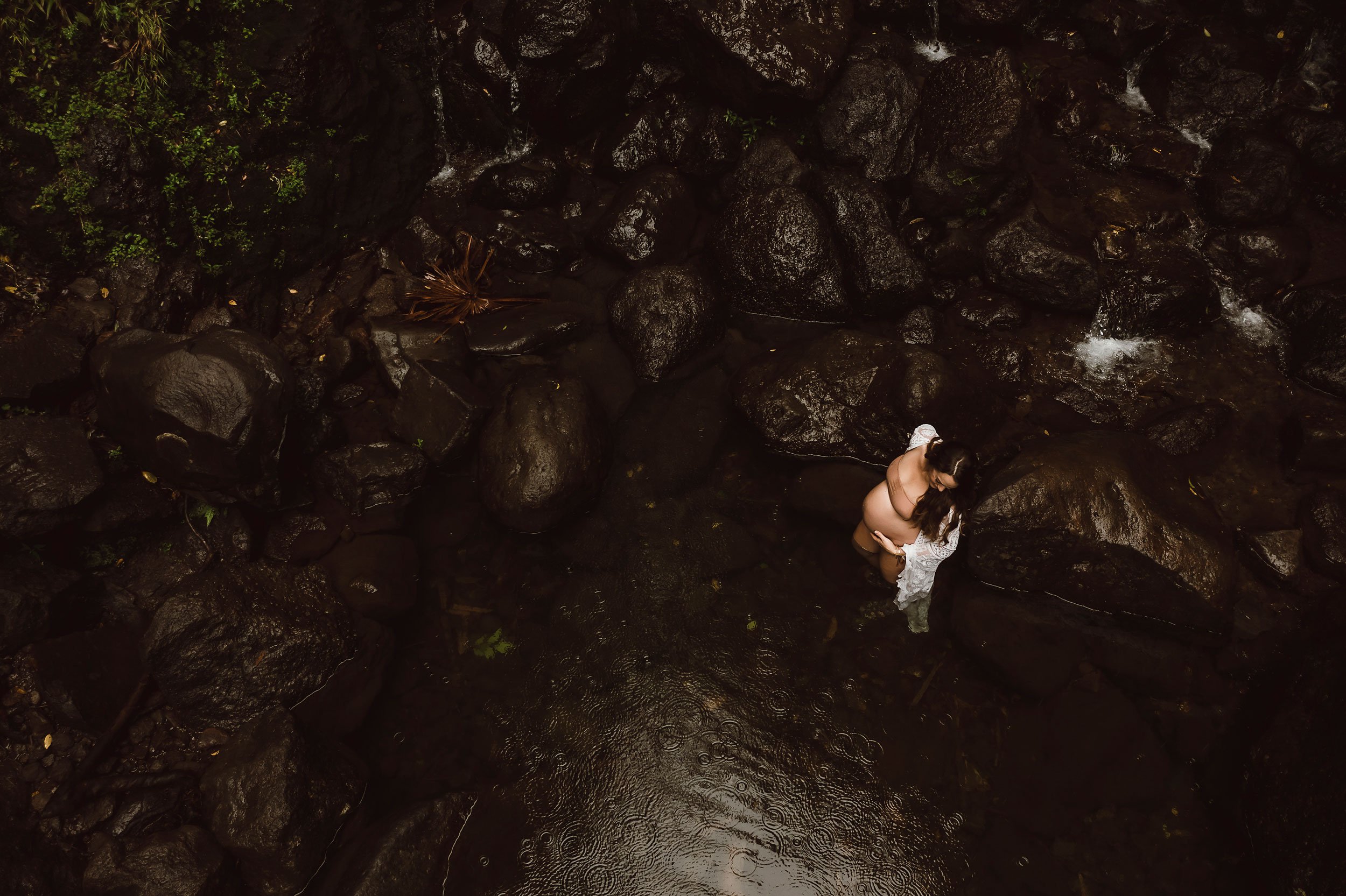oahu-hawaii-waterfall-maternity-photos-lulumahu-21.jpg
