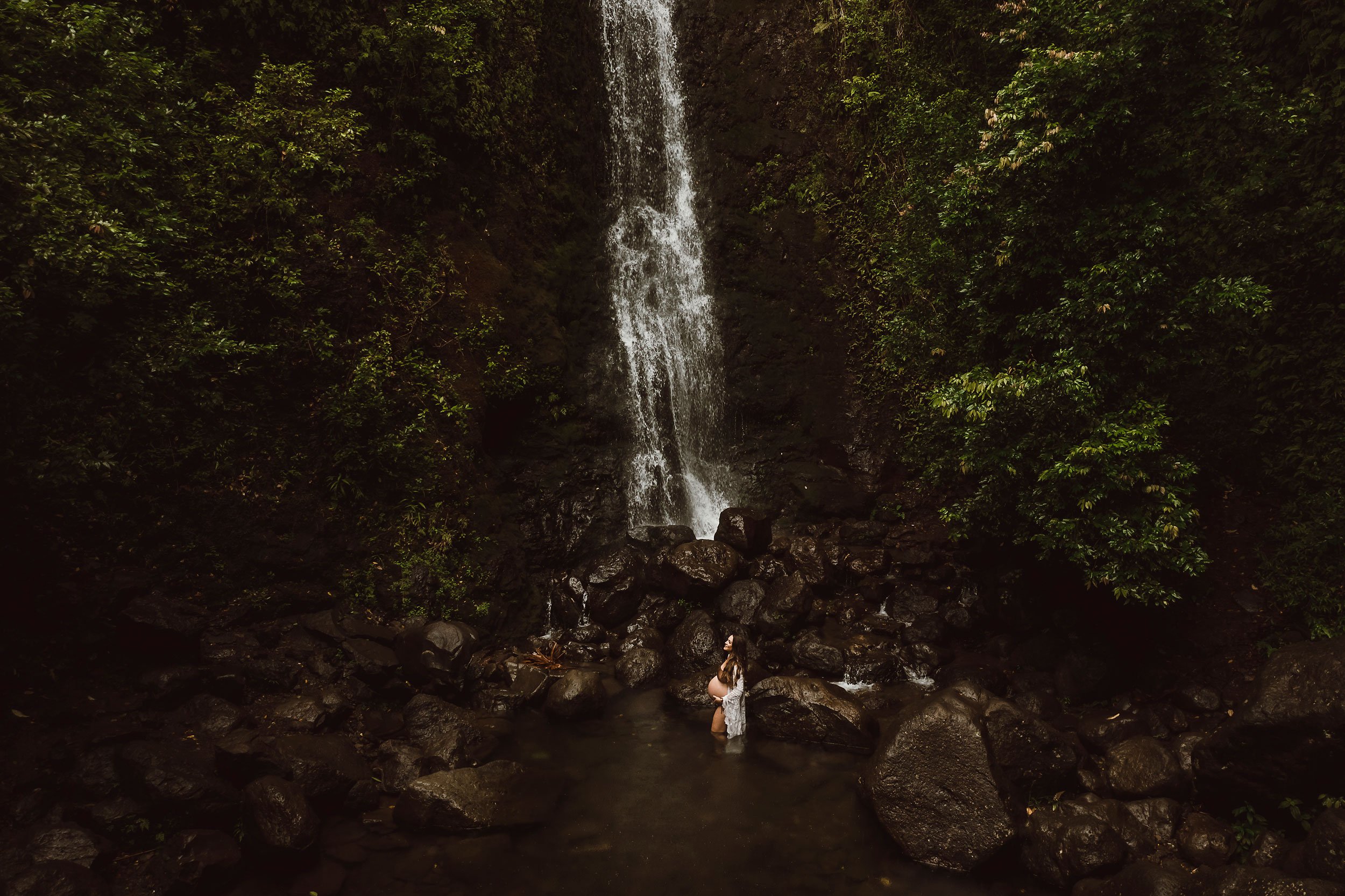 oahu-hawaii-waterfall-maternity-photos-lulumahu-22.jpg