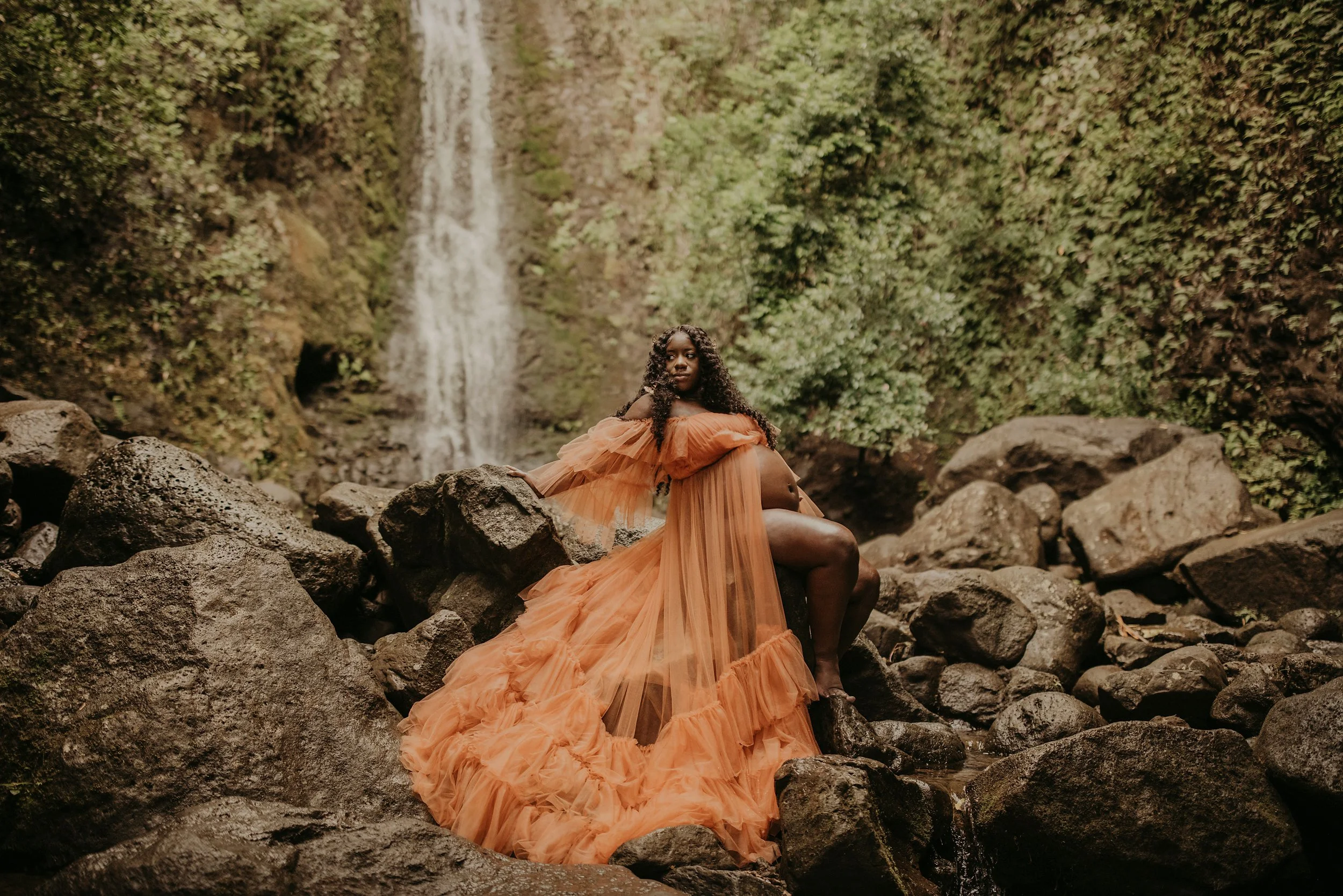 hawaii-waterfall-maternity-photos-01.jpg
