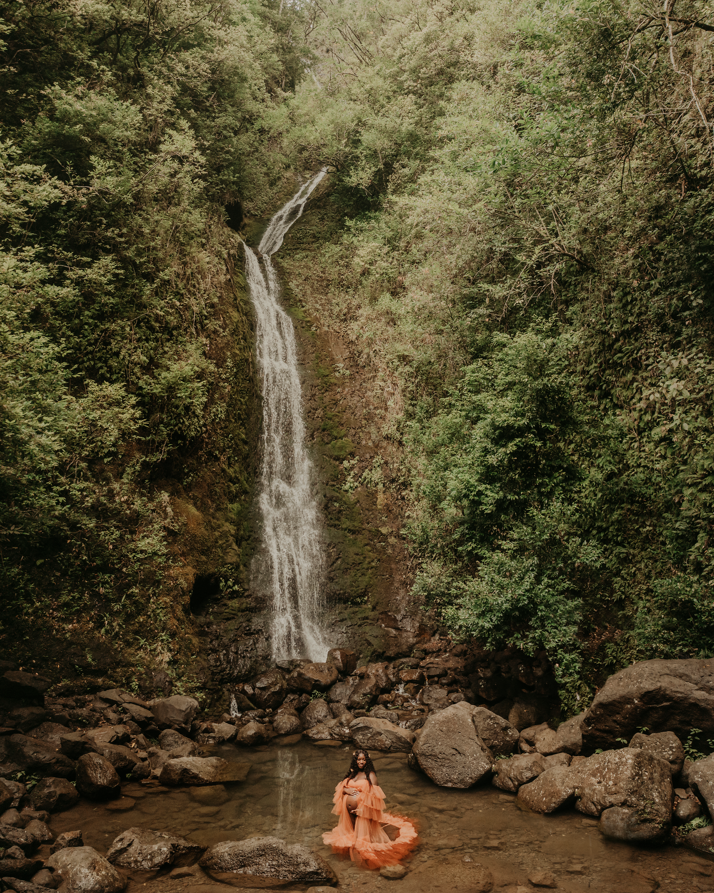 hawaii-waterfall-maternity-photos-03.png