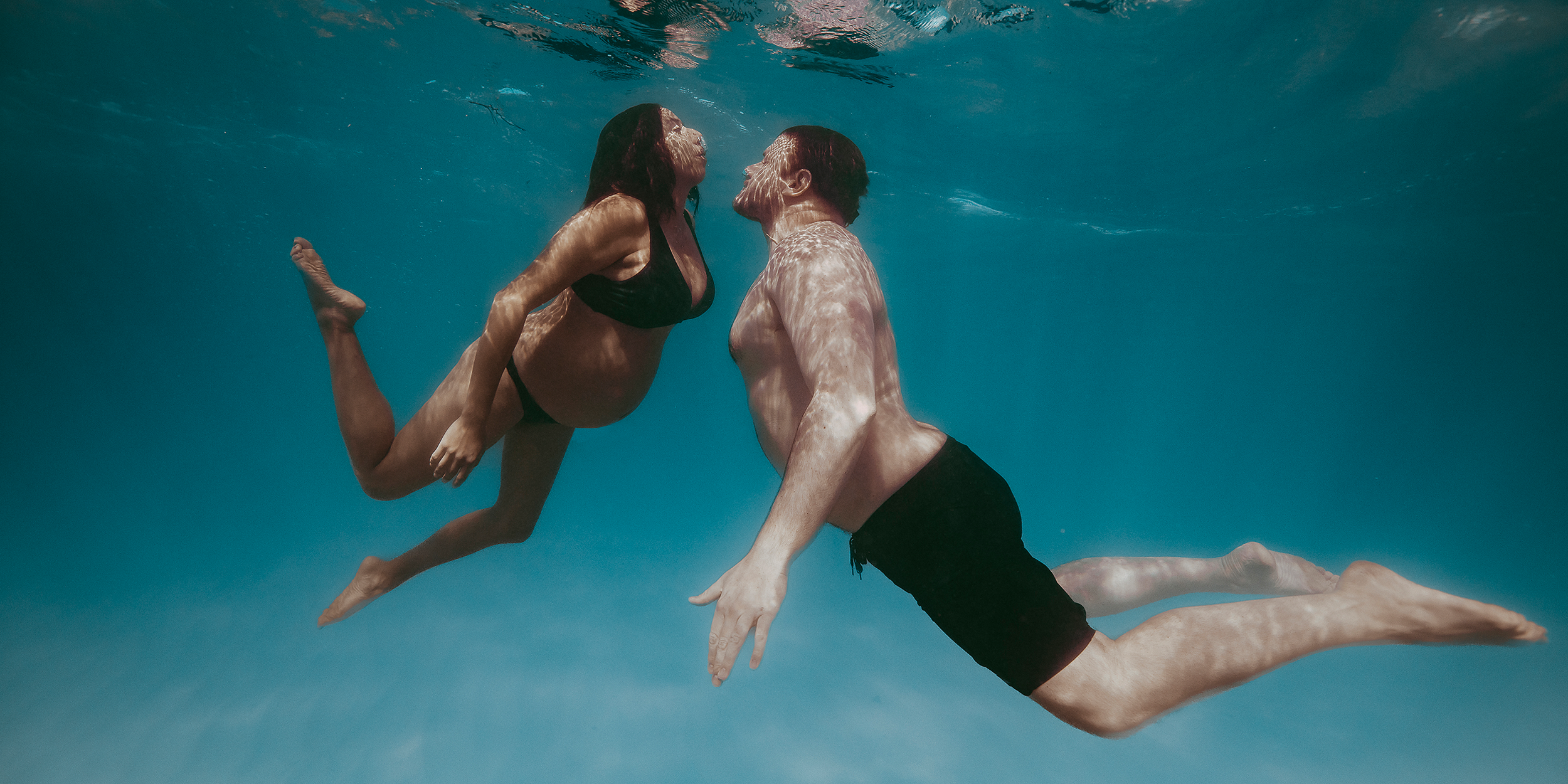 oahu-hawaii-waikiki-underwater-maternity-photographer 01.png