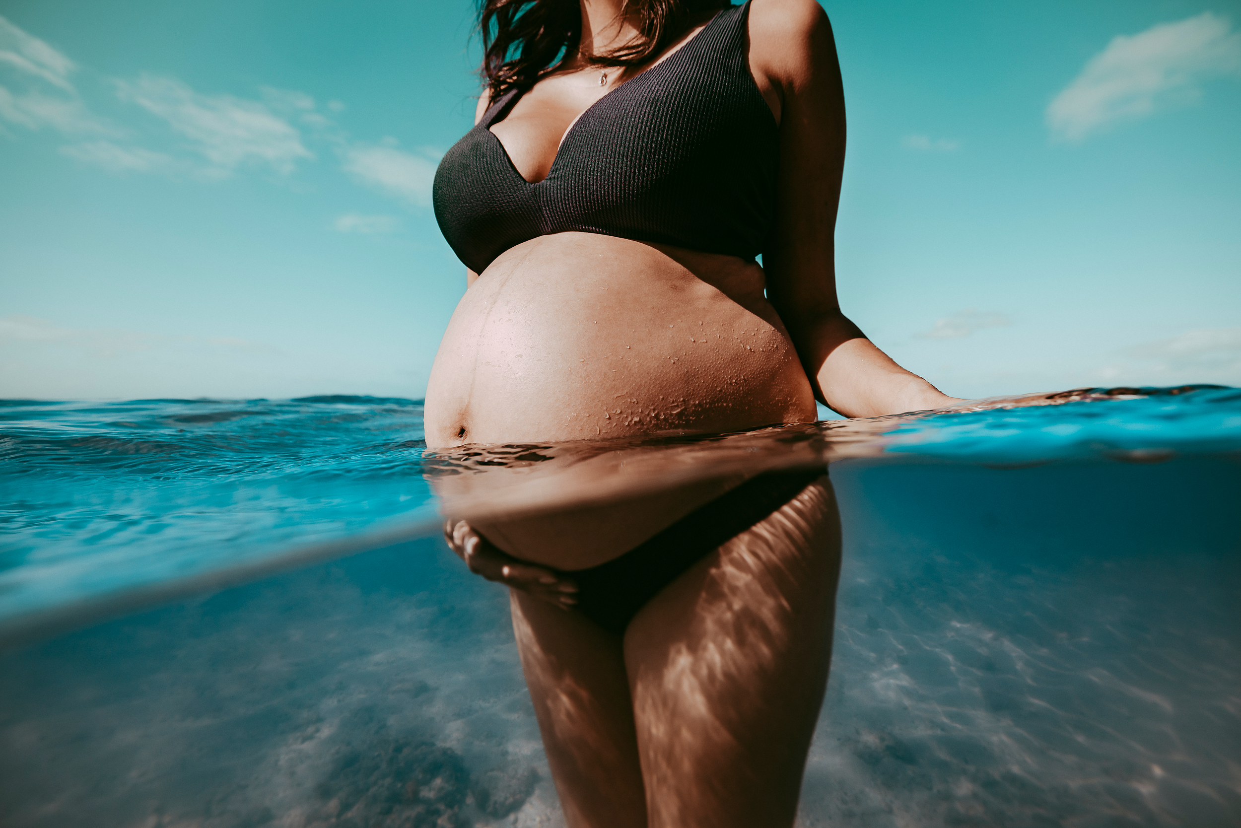 oahu-hawaii-waikiki-underwater-maternity-photographer 05.png
