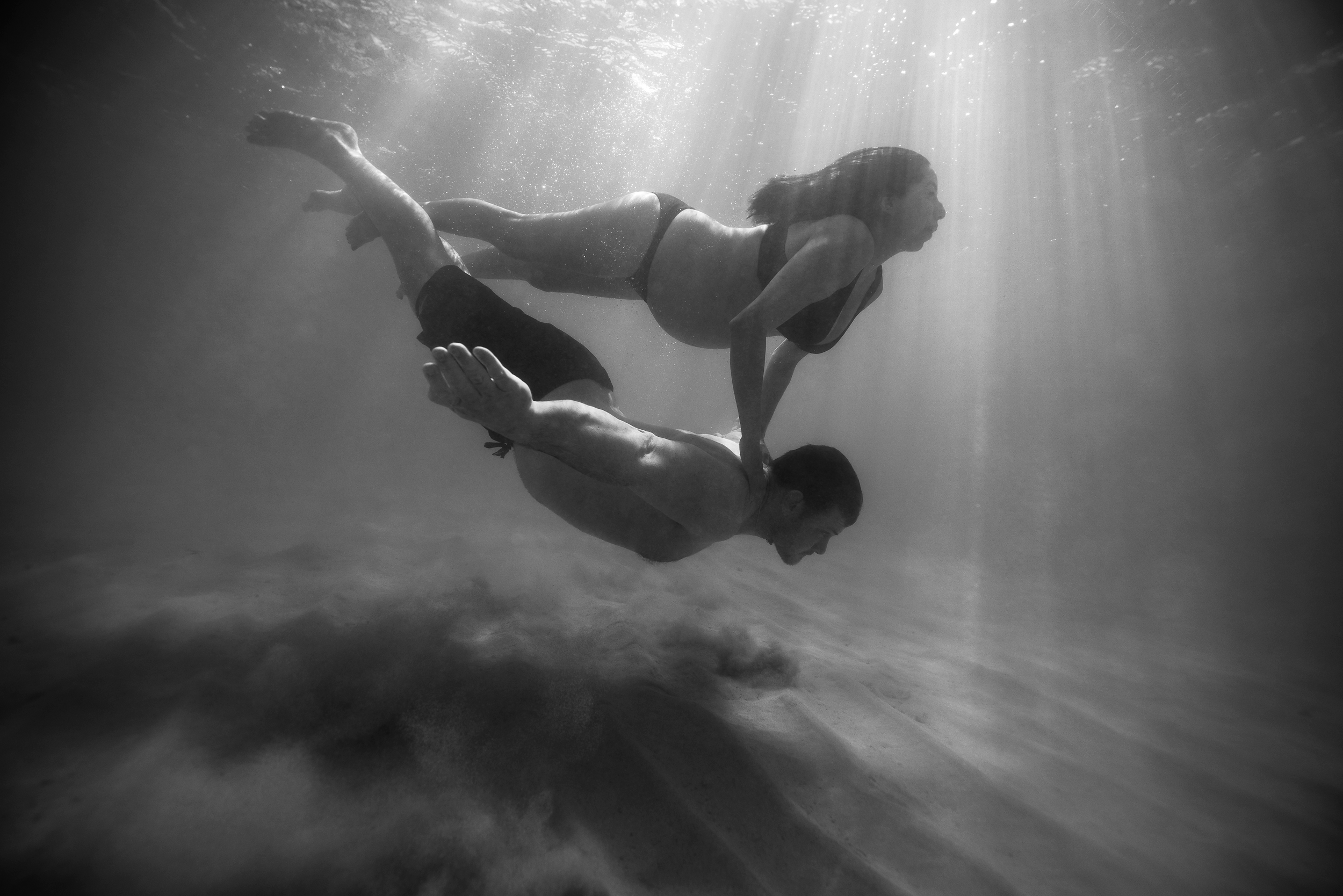 oahu-hawaii-waikiki-underwater-maternity-photographer 16.png
