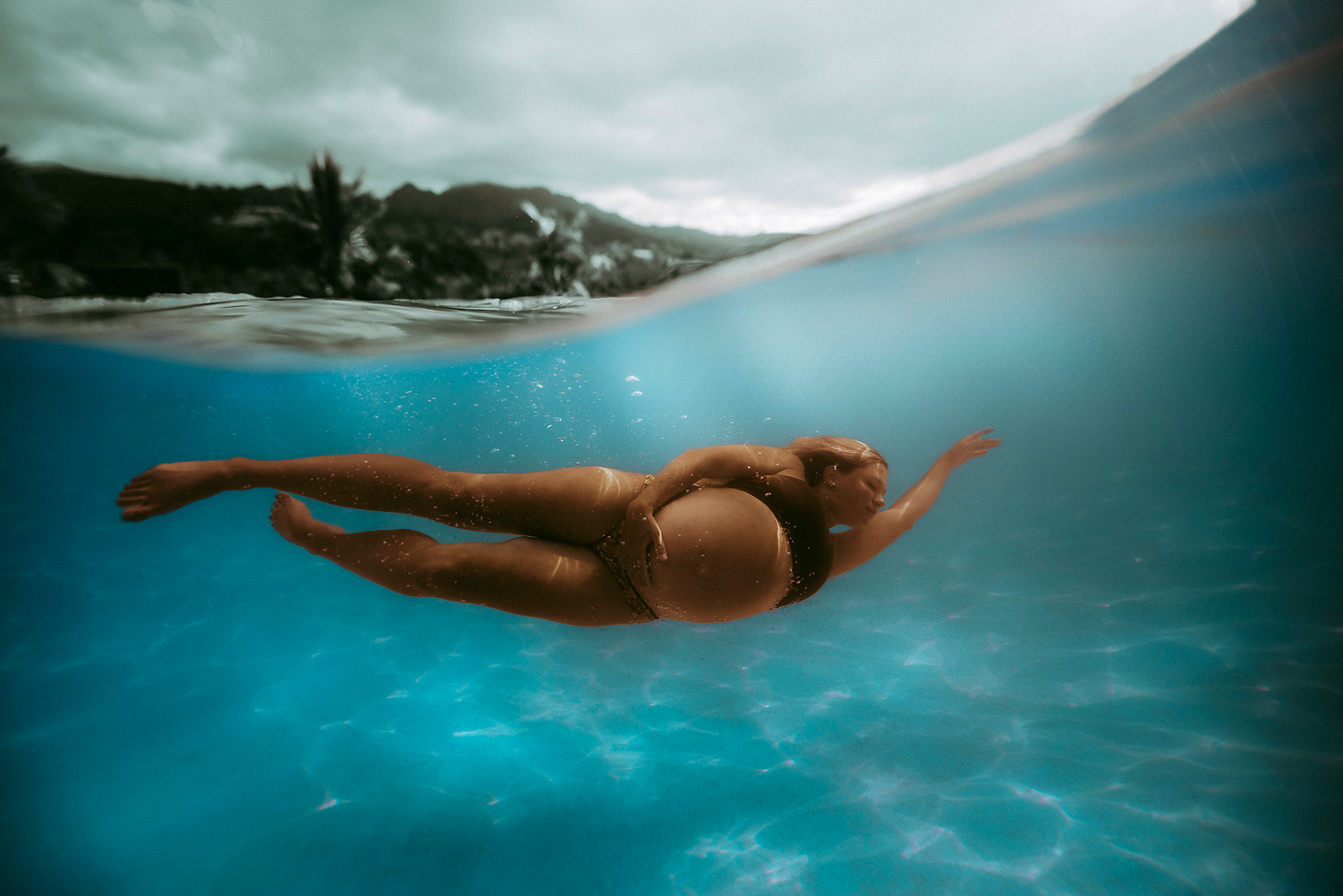 hawaii-underwater-maternity-photos-maternity-photographer-oahu-08.png