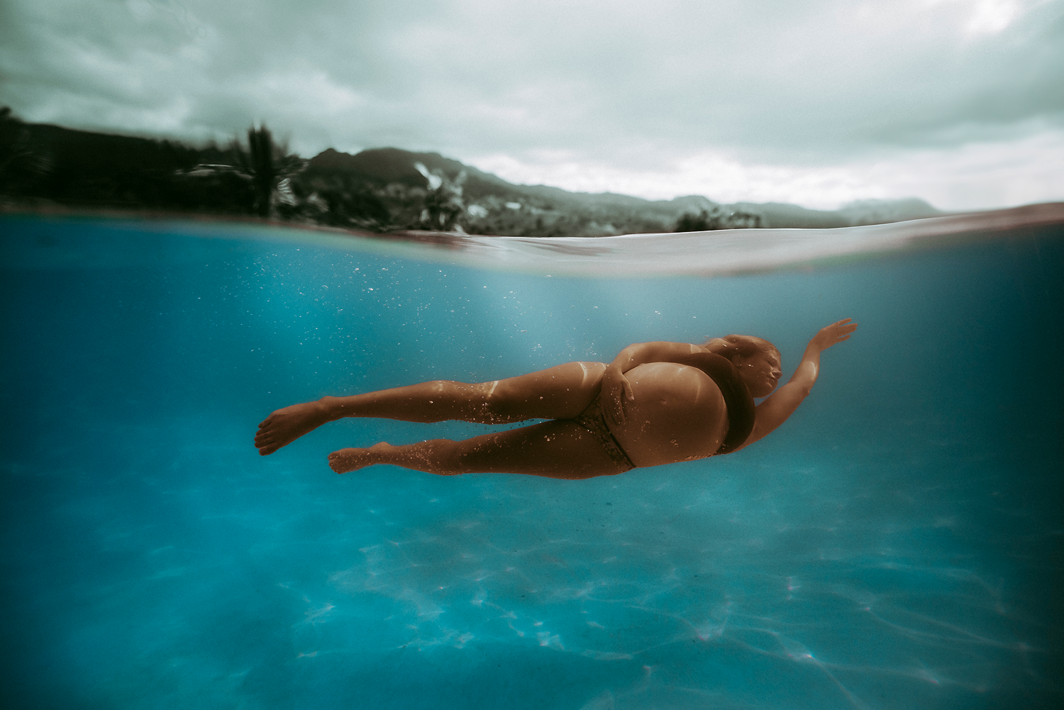 hawaii-underwater-maternity-photos-maternity-photographer-oahu-09.png