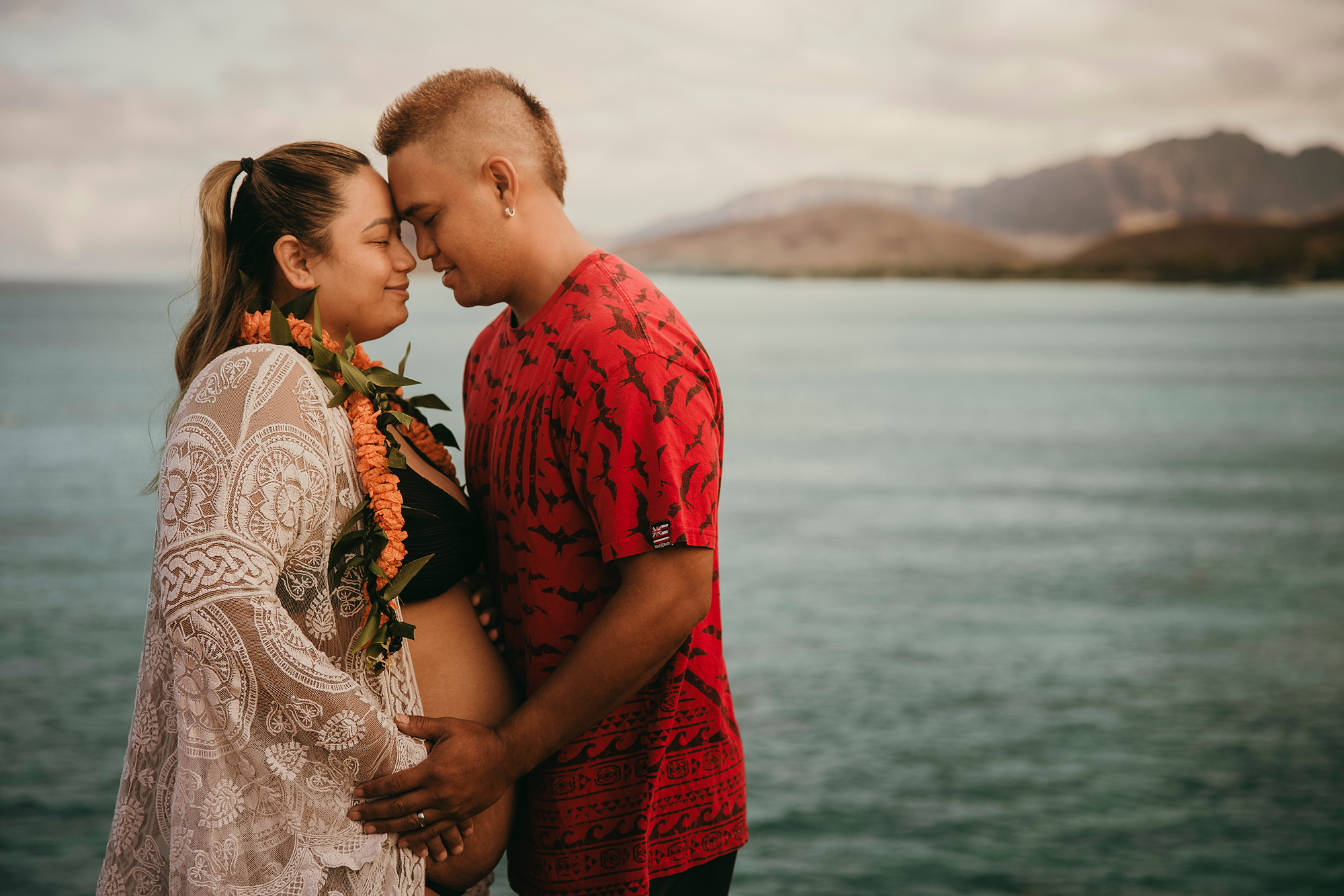 hawaii-maternity-photographer-babymoon-underwater-maternity-photos-oahu-03.png