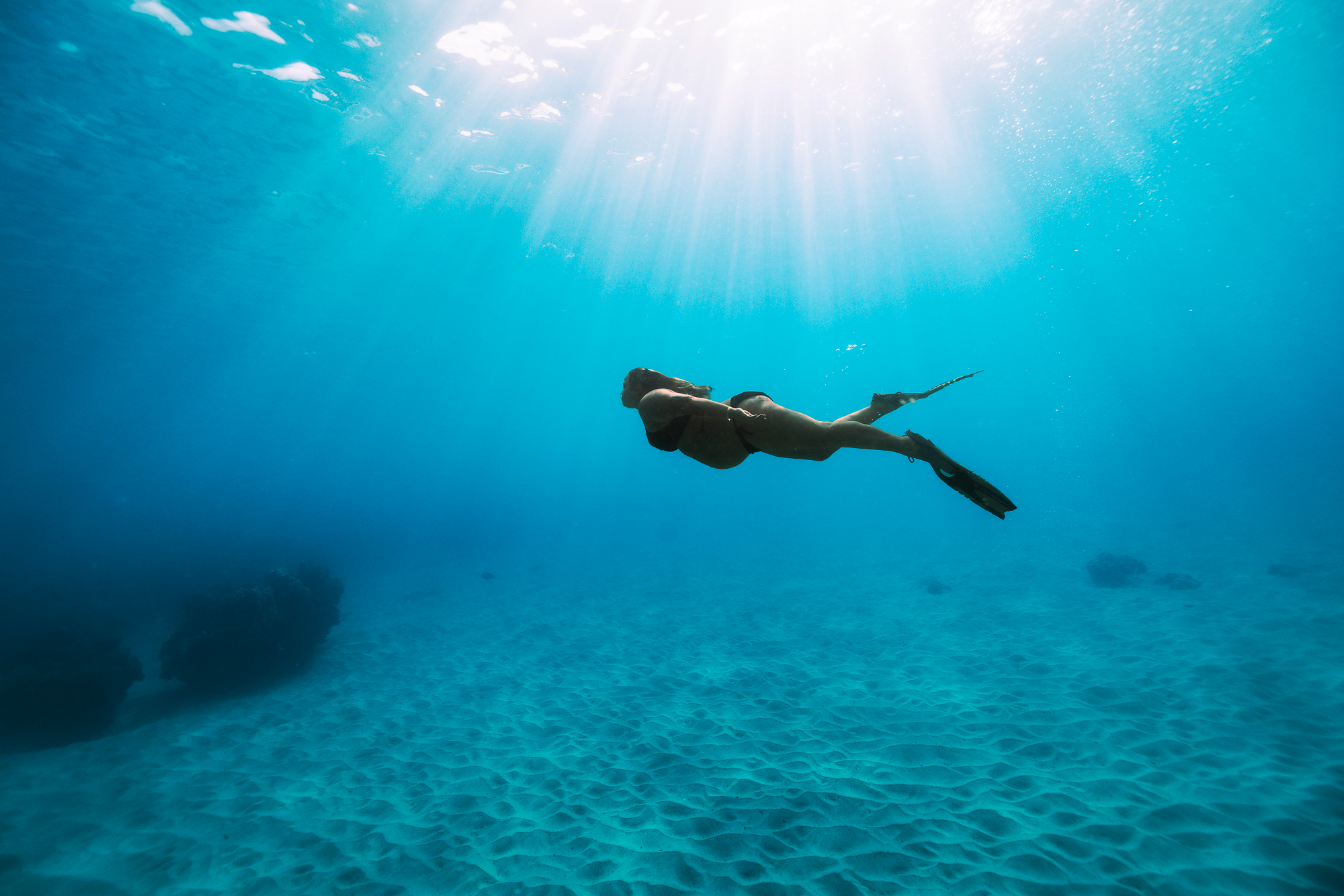 hawaii-maternity-photographer-babymoon-underwater-maternity-photos-oahu-07.png