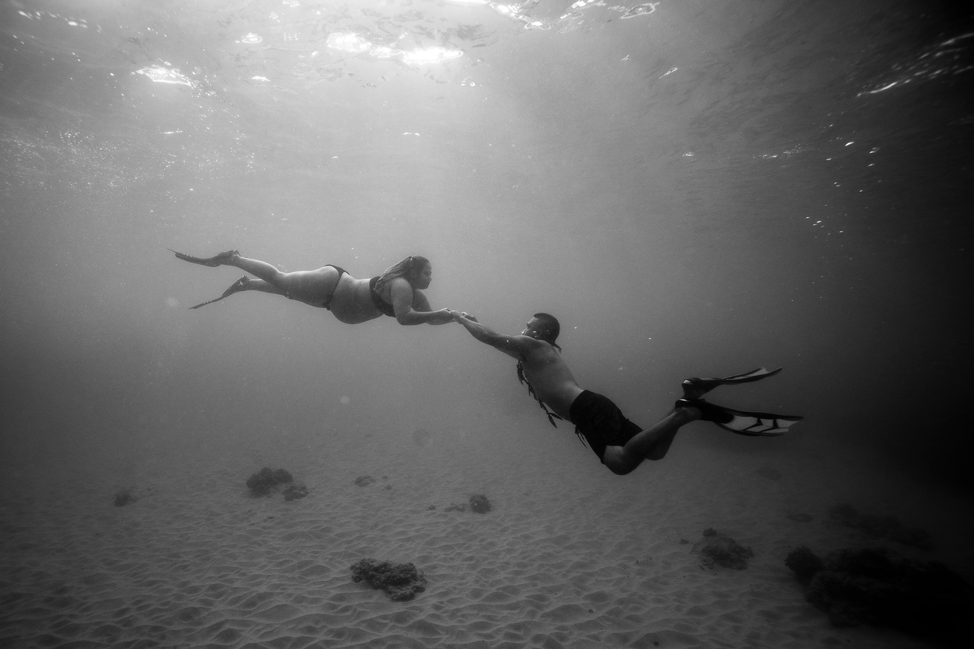 hawaii-maternity-photographer-babymoon-underwater-maternity-photos-oahu-08.png
