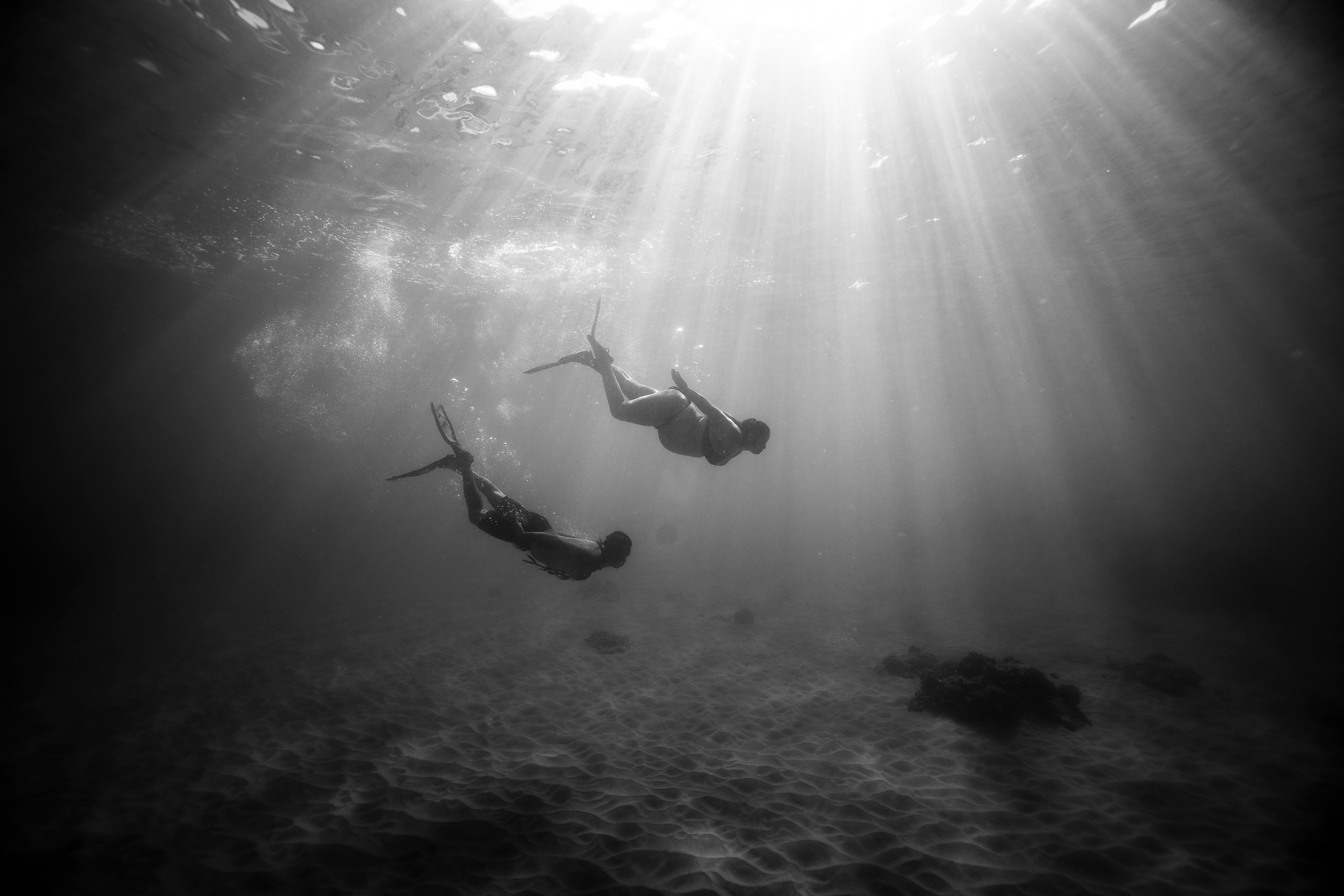 hawaii-maternity-photographer-babymoon-underwater-maternity-photos-oahu-10.png