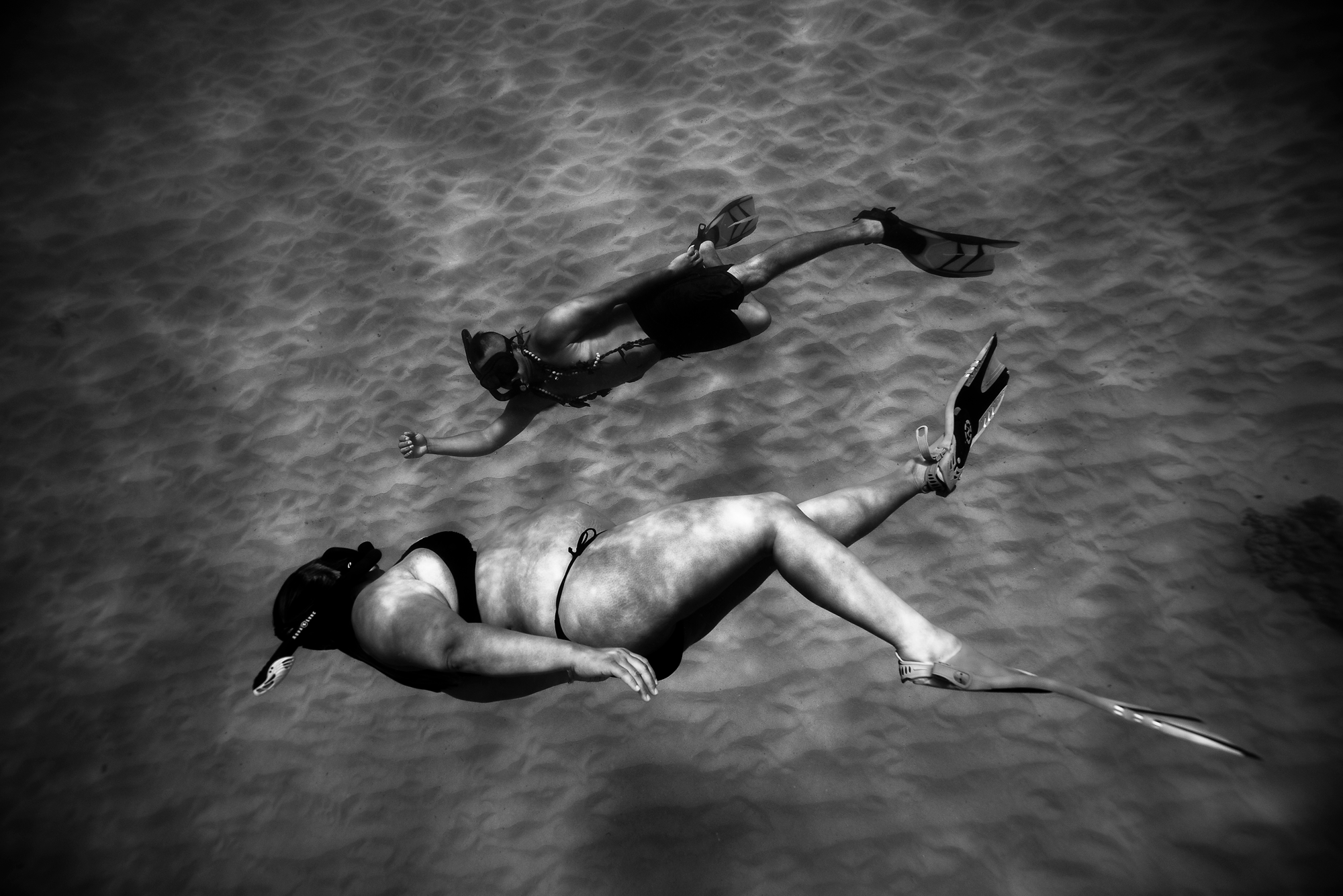 hawaii-maternity-photographer-babymoon-underwater-maternity-photos-oahu-11.png