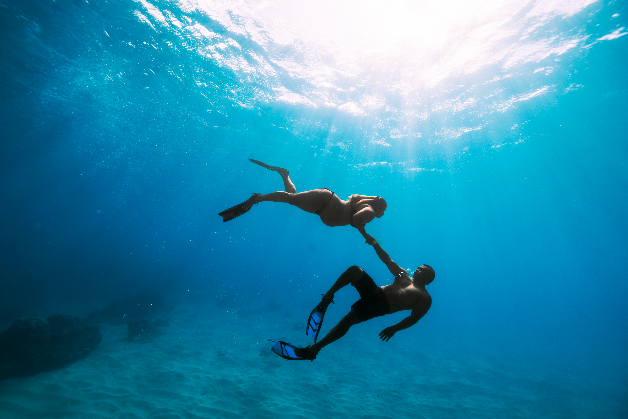hawaii-maternity-photographer-babymoon-underwater-maternity-photos-oahu-15.png