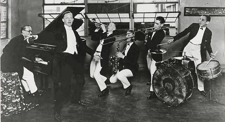 Stratakos Jung Hotel Roof Orchestra c. 1926.png