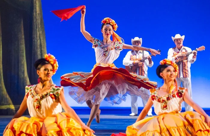 web-Ballet-Folklorico-De-Mexico-Coliseum-215-700x455.jpg