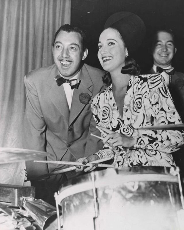 Happy Birthday to drummer and band leader extraordinare, Ray Bauduc! Born in New Orleans on June 18, 1906.
_
📸: Ray Bauduc, Dorothy Lamour, and Eddie Miller with drum set, circa 1940.