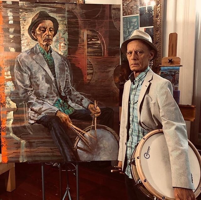 Happy Birthday to New Orleans funky master drummer and mentor, Johnny Vidacovich! 🥁
_
📷‬: Johnny stands next to his portrait by Emilie Rhys in her studio, now on view in our New Orleans Music Observed: The Art of Noel Rockmore and Emilie Rhys exhib