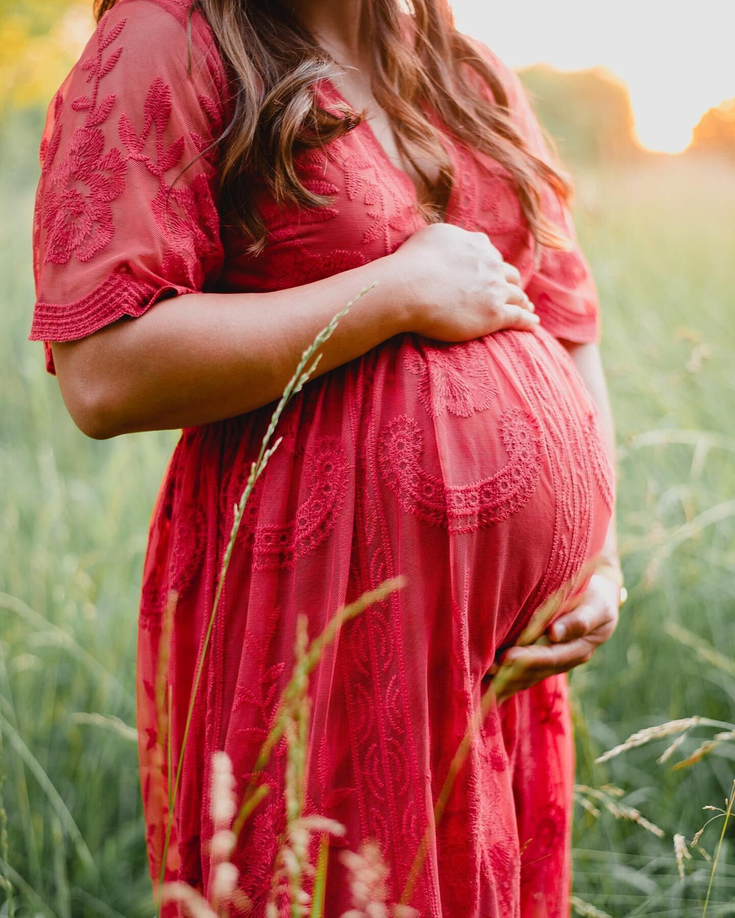 Just a beautiful summer night with the sweetest expecting parents ✨ 
.
.
.
#kansascityphotographer #kcphotographer #maternityphotography #maternityphotographer #kcmo #missouriphotographer #kansasphotographer #expecting #motherhoodmoments #midwestphot