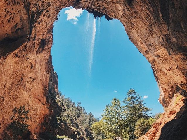 &quot;I don&rsquo;t know what I love most about this picture. The color contrast, the little waterfall, or remembering that I almost fell trying to get to this spot.&quot; 😂 🤷🏻
@kay_tea7 rocks for getting this awesome shot of Tonto Natural Bridge 