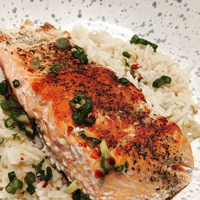 Check out my Cherry blossom salmon with Coconut ginger rice, recipe linked in bio. This recipe is my new fave comfort food because it literally feels like a flavor bomb has burst in your mouth 💣💣 #weeknightmeals #datenight #dinnerrecipes #quarantin