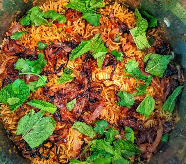 💥Instant pot beef biryani 🥘
Imagine a world where it's possible to make the most fluffy, flavorful, drool-worthy biryani... in one pot! Dream come true, folks. The beef was marinated over night and turned out so moist and flavourful. 
Post the reci