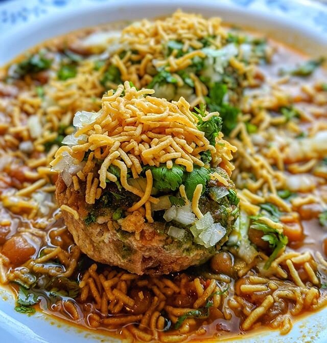 Ragda Patties🔥🔥
A Bombay street snack made of white beans slow cooked with spices and potato patties crisped to perfection. Assembled with home-made sweet tamarind chutney, spicy mint chutney, and crunchy sev. This dish will have you craving for mo