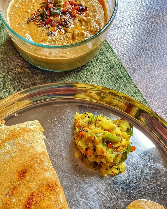 South Indian Brunch 🔥
You'll find crispy Masala Dosa, spicy Aloo (Potato) Sabji, and Tomato chutney a weekend regular in the Gadag household. Have you ever tried tomato chutney? IMO, it's the best one, hands down, I prefer it to coconut and mint ver