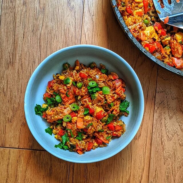 Easy salmon fried rice 🥡
Need to get rid of leftover rice? Skip the takeout and make this easy breezy recipe today. Perfect for a work-from-home lunch or weeknight dinner.
&bull;
All you need:
1 lb salmon
3 eggs
1 cup frozen carrots &amp; peas
1 cup