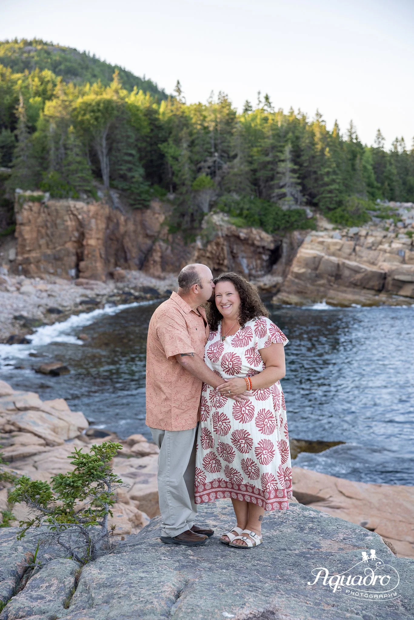 couple anniversary photo shoot on ocean path