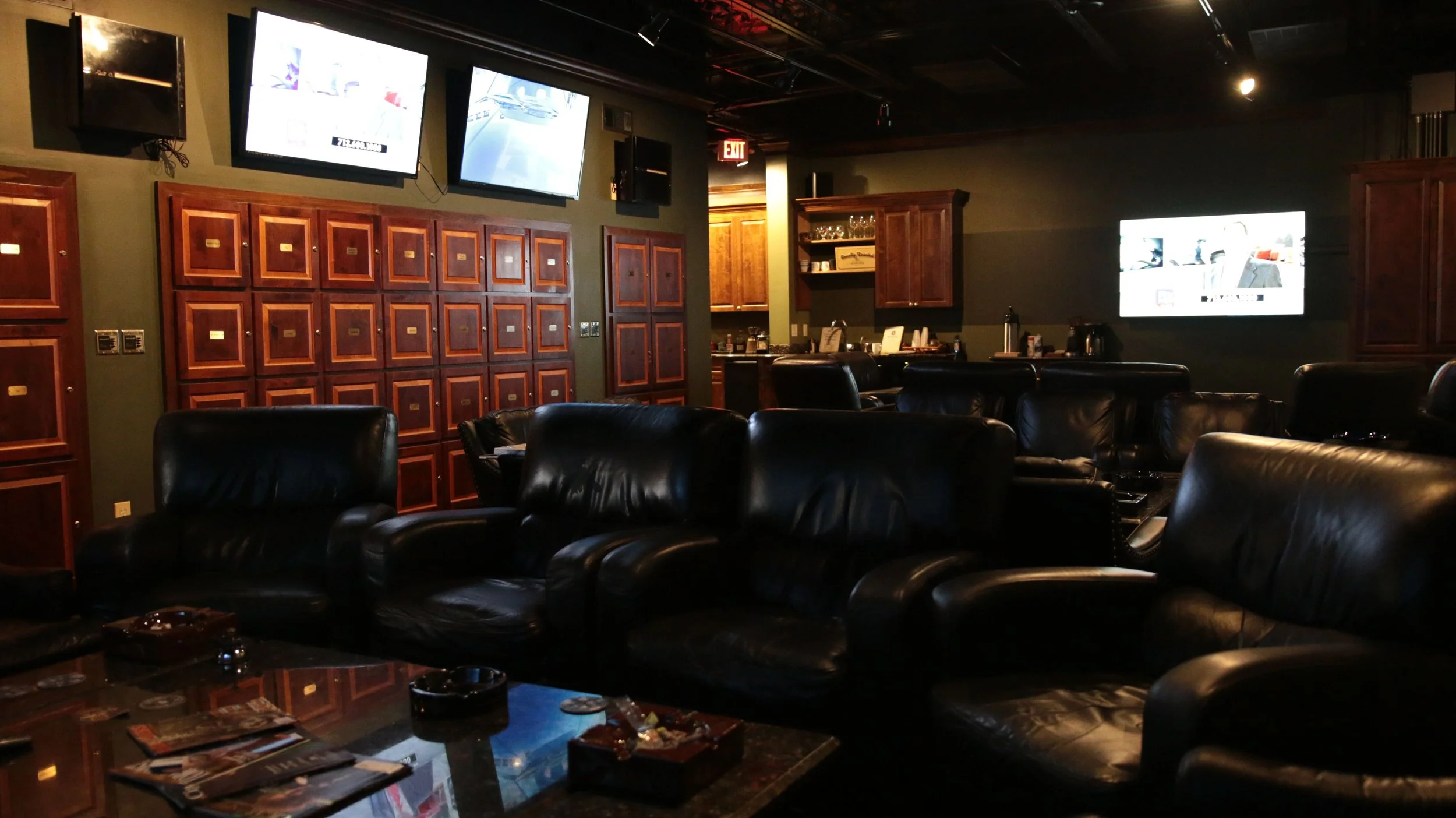 The-Smoke-Ring-Webster-TX-lounge-picture-2.jpeg