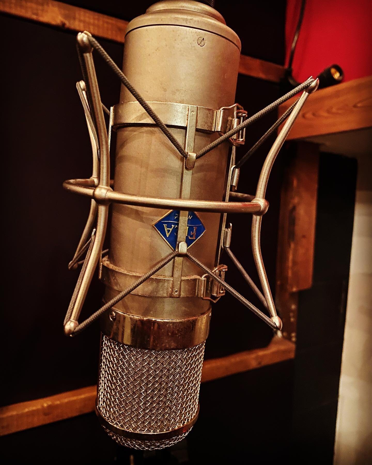 Dude this thing sounds almost too good. So transparent and natural. Big shoutout to my brother @ryanrossebo for letting me borrow it for the week and @laurengruwell for singing her butt off and being incapable of singing out of tune. Thanks @fleamicr