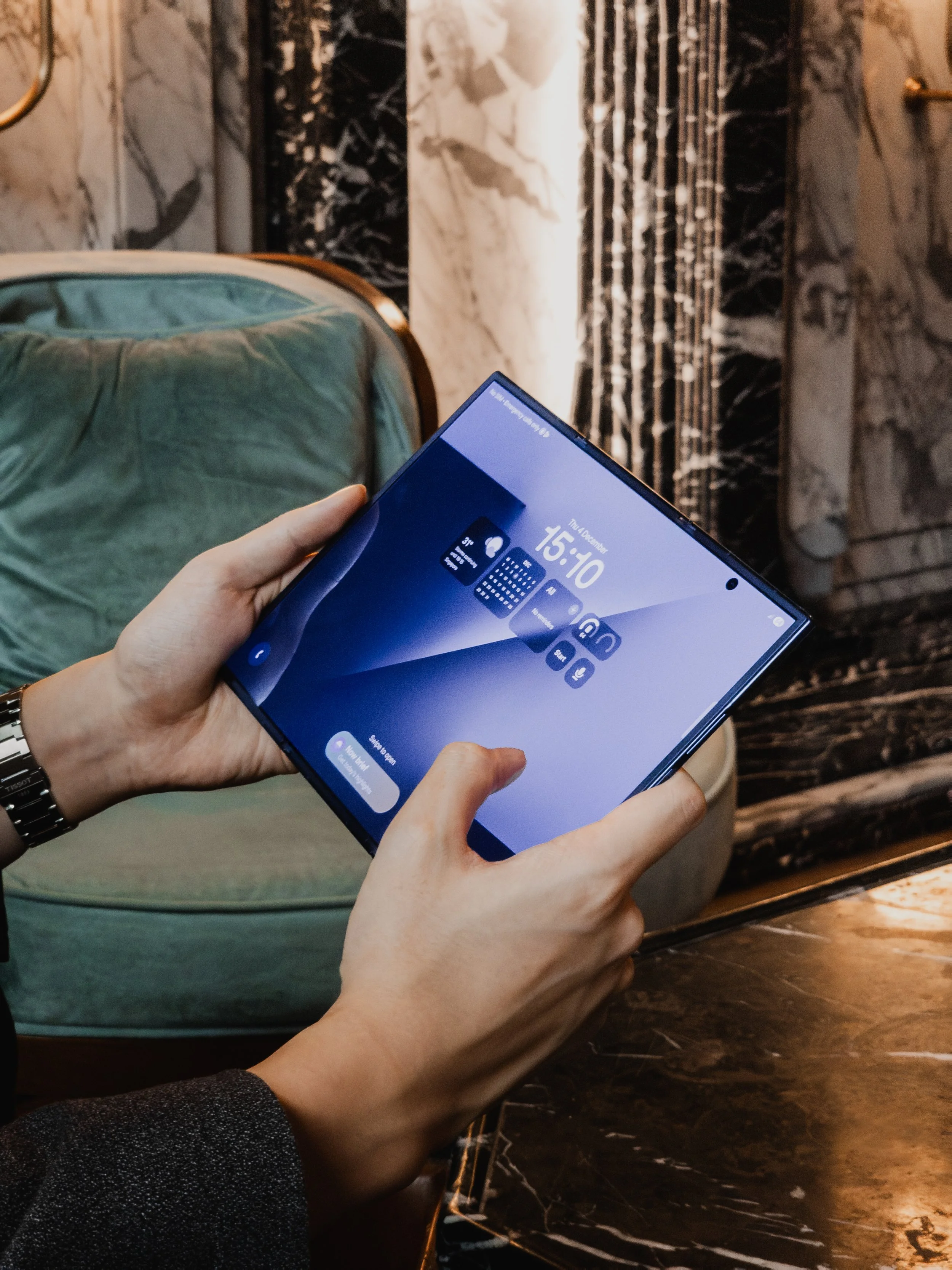 Samsung Trifold Lifestyle Photos [With DI]-7.jpg