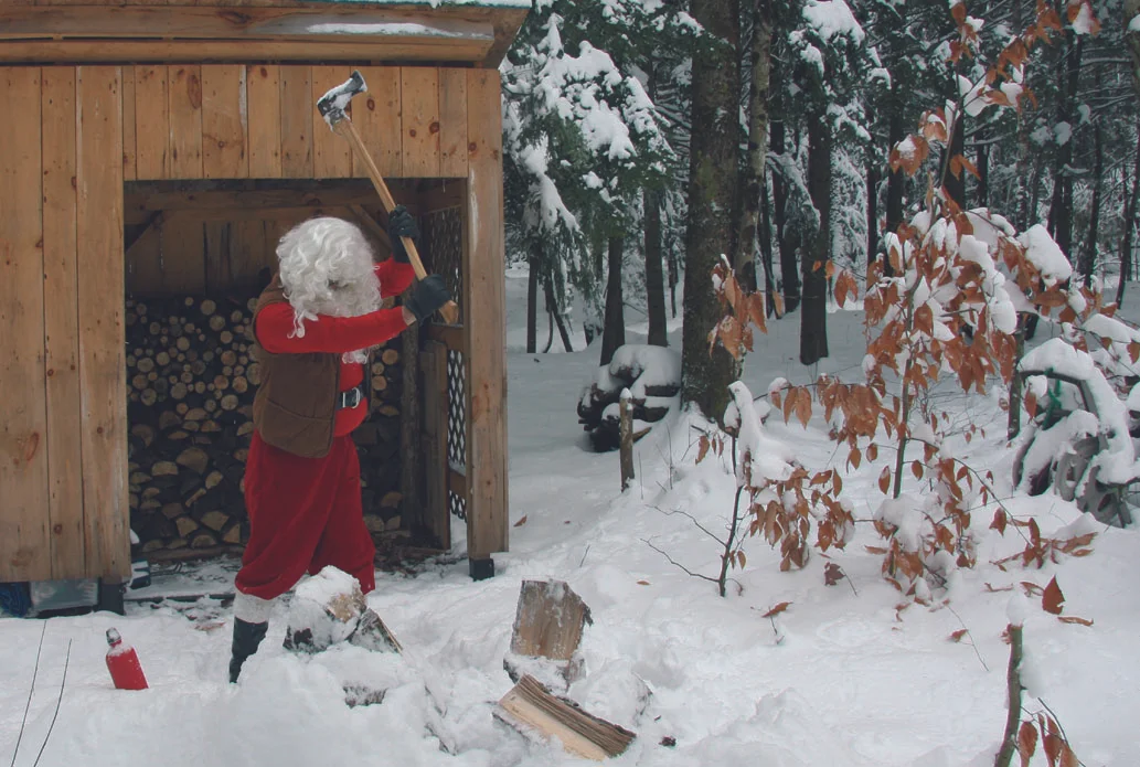 Le Père Noël hache son bois