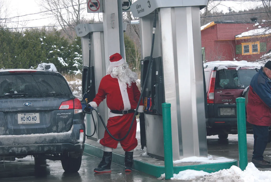Le Père Noël met de l'essence