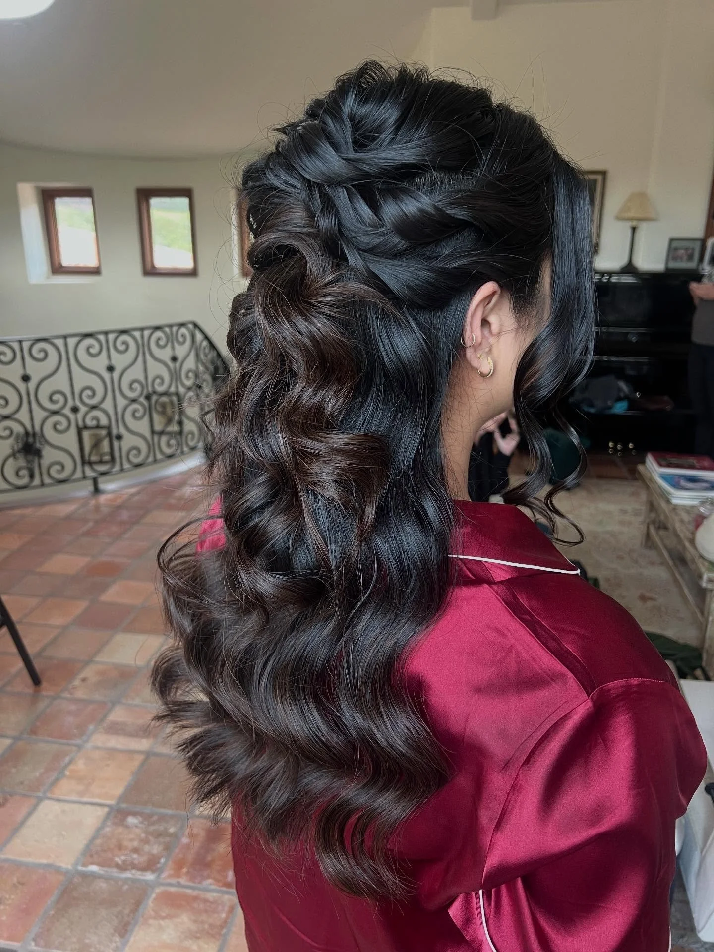 A little hair magic on a bridesmaid! 
..
#purebeautybydanielle #ocmua #ocmakeupartist #orangecountymakeupartist #ochairstylist @makeupbykaitlynweathers