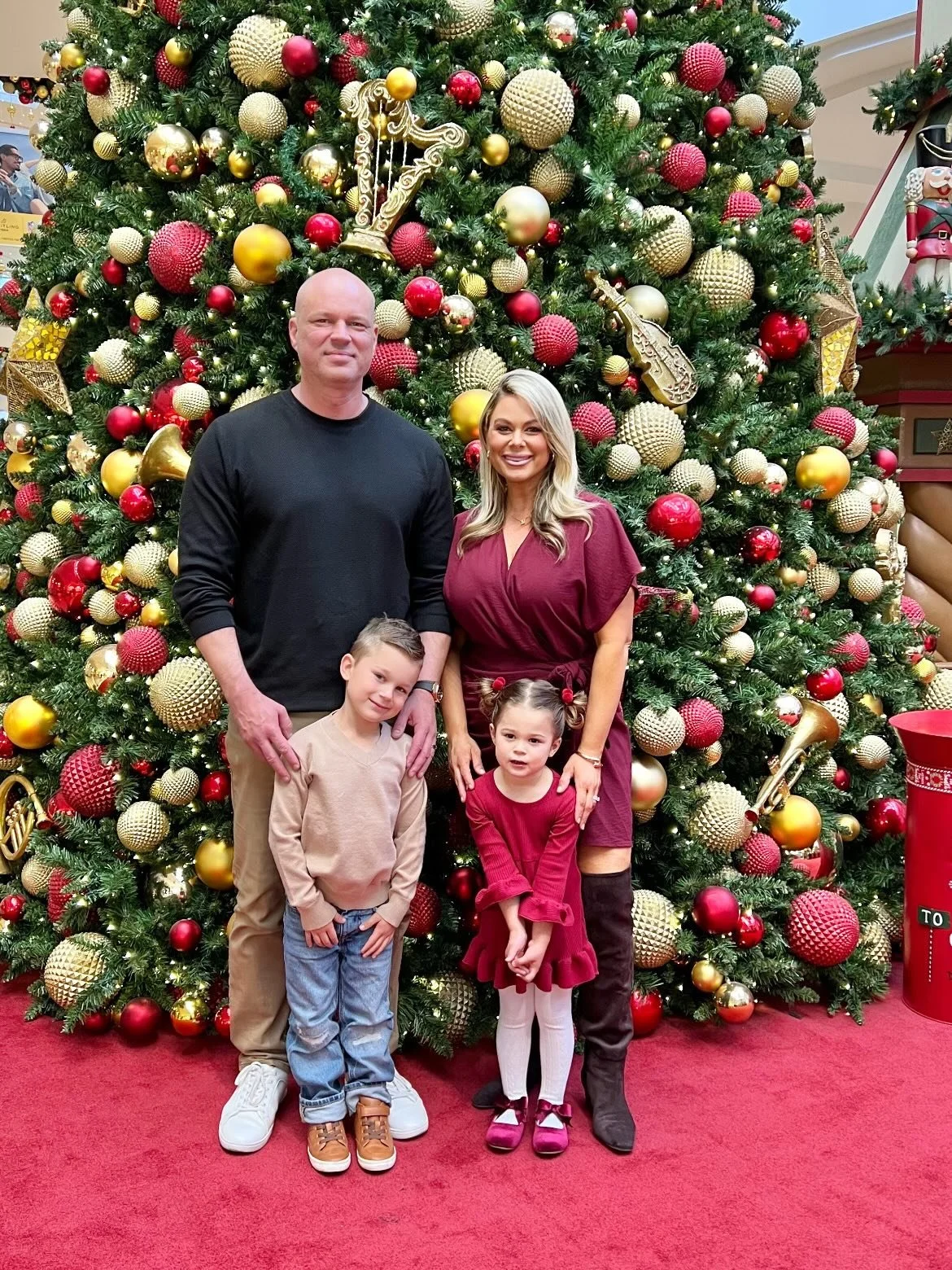 Holiday Traditions making memories with Santa 🎅🏻 This year everyone smiled! Yey!!